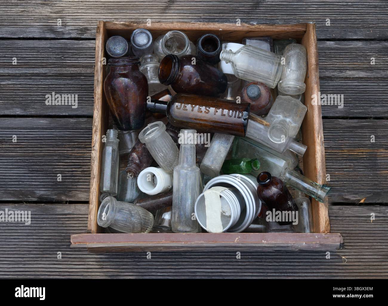 Kiste mit alten Flaschen Stockfoto