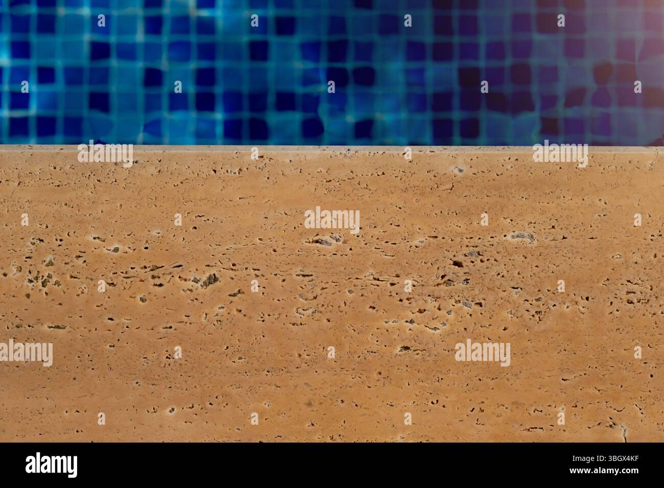 Travertin-Poolrand und blauer Boden mit Pooldetail Stockfoto
