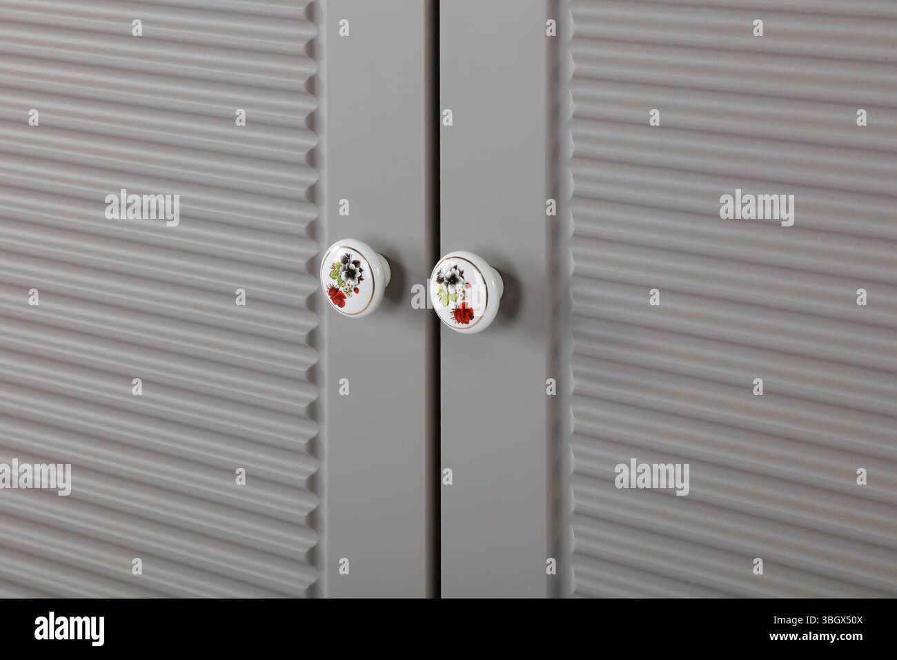 Details zum Kleiderschrank. Schubladentür. Kleidergriff Stockfoto