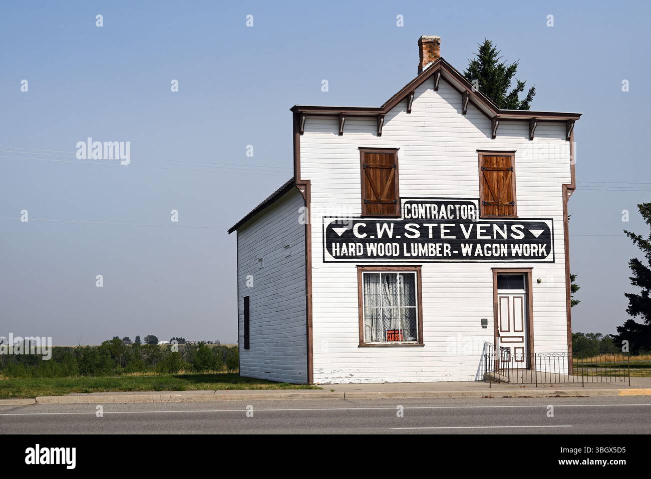 Ein Antiquitätenladen in der Hauptstraße von Fort Macleod im Süden von Alberta, Kanada. Stockfoto