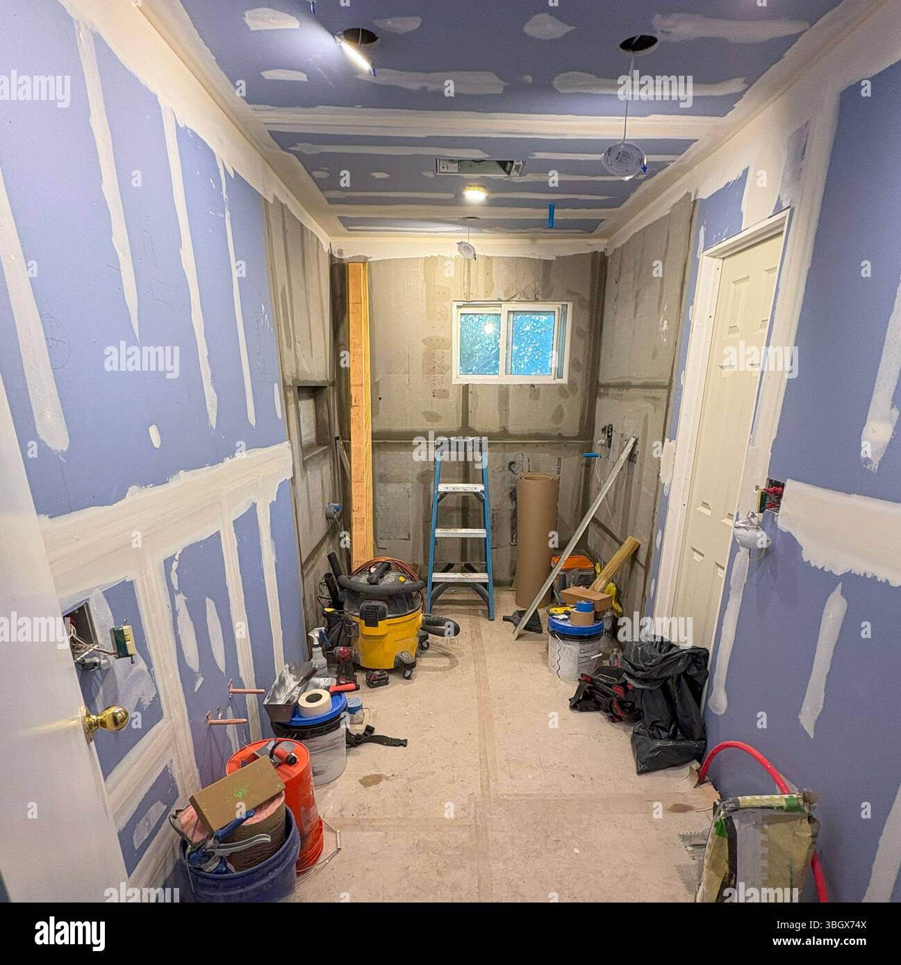 Wände in einem Wohngebiet werden vorbereitet, mit Werkzeugen und Materialien. Stockfoto