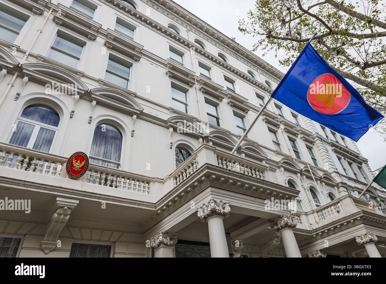 Botschaft von Thailand in London, offizielles Diplomatengebäude mit Thai-Flagge. London, UK, 7. April 2024 Stockfoto