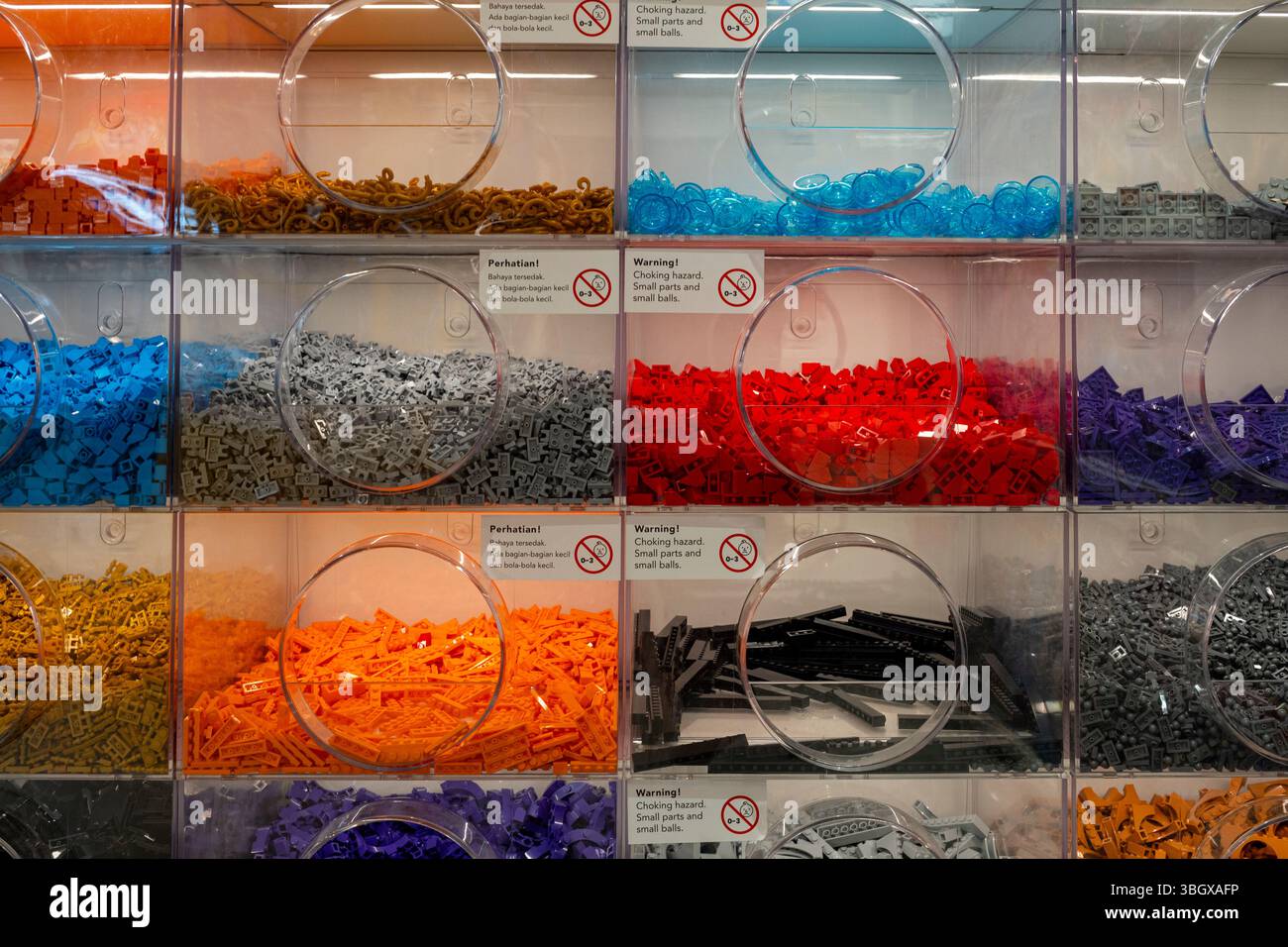 Bali, Indonesien - 17. Dezember 2024: Reihe von Kunststoffbehältern mit verschiedenfarbigen Legos. Die Behälter sind mit Legos gefüllt Stockfoto