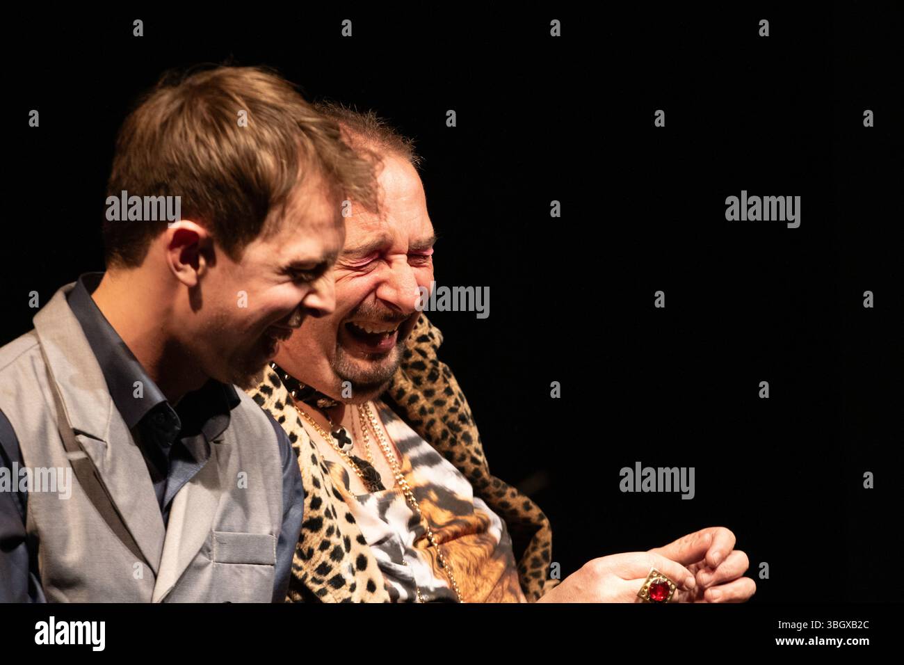 Aufführung von Shakespeares Maß für Maß im Halesworth Cut Arts Centre durch die Amateurfirma Roughcast Theatre mit Tim Hall als Pompey Bum. Stockfoto