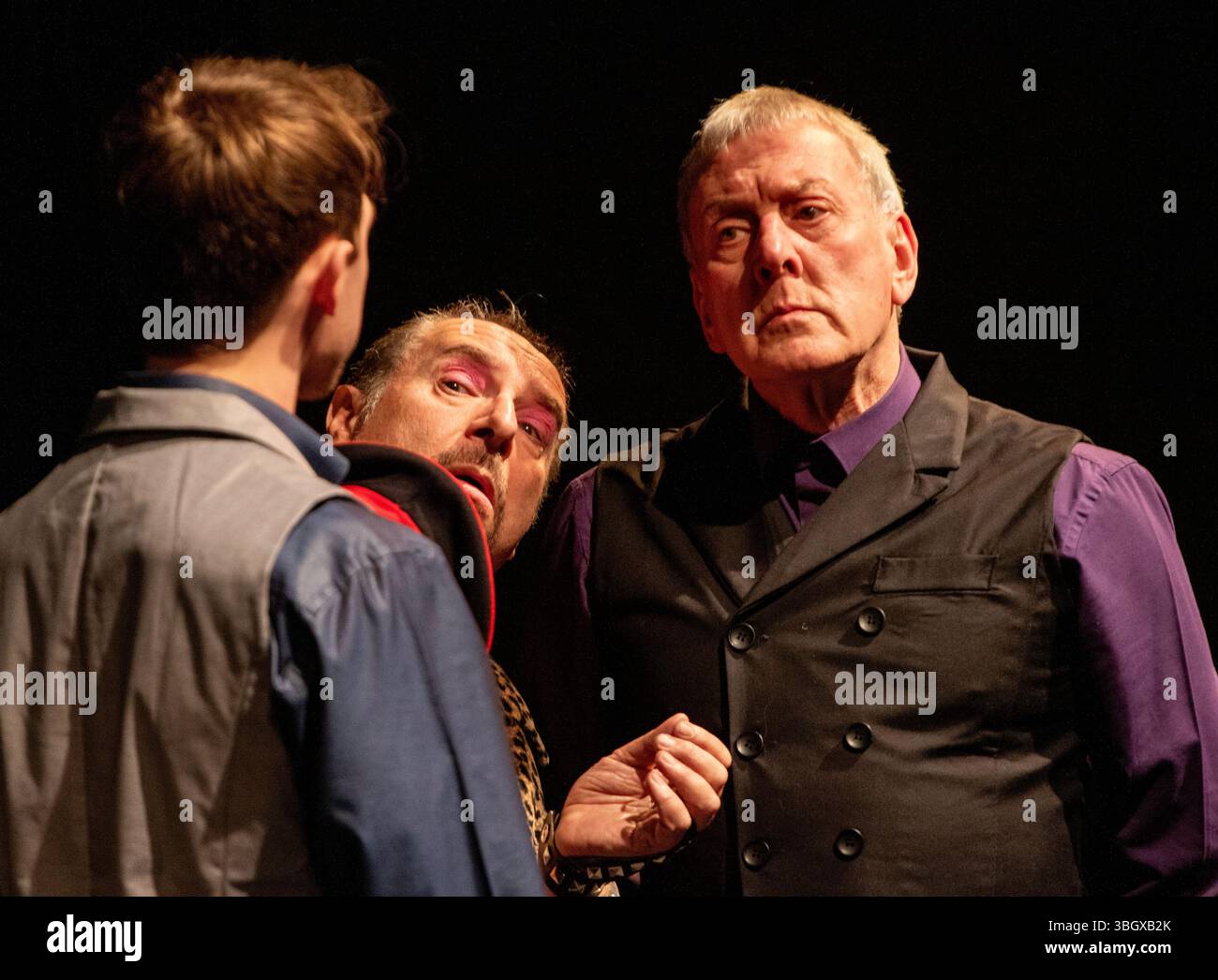 Aufführung von Shakespeares Comedy Measure for Measure im Halesworth Cut Arts Centre vom Amdram Roughcast Theatre und ein ernster Ausdruck. Stockfoto