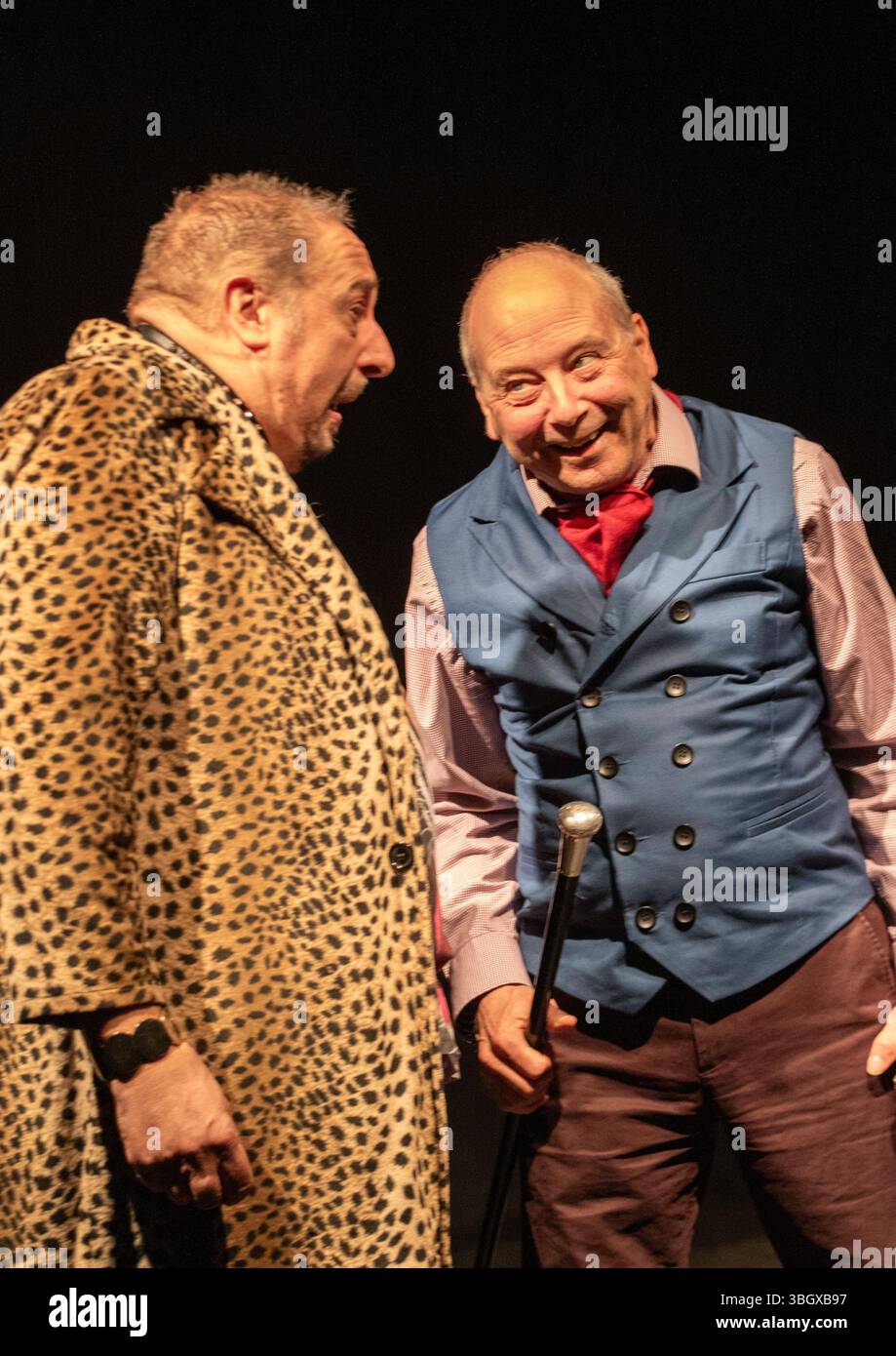 Aufführung von Shakespeares Maß für Maß im Halesworth Cut Arts Centre durch die Amateurfirma Roughcast Theatre mit Tim Hall als Pompey Bum. Stockfoto