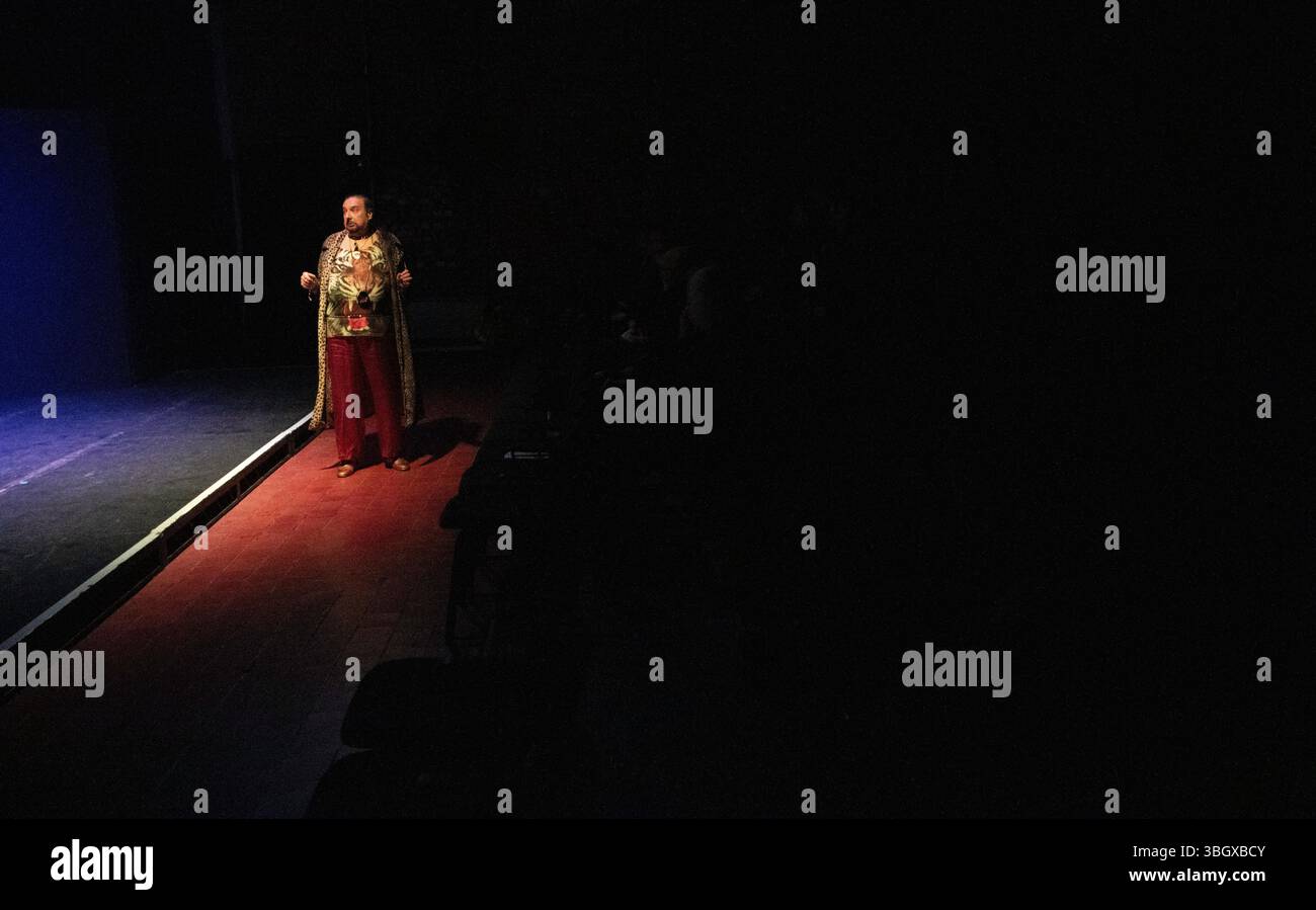 Aufführung von Shakespeares Maß für Maß im Halesworth Cut Arts Centre durch die Amateurfirma Roughcast Theatre mit Tim Hall als Pompey Bum. Stockfoto