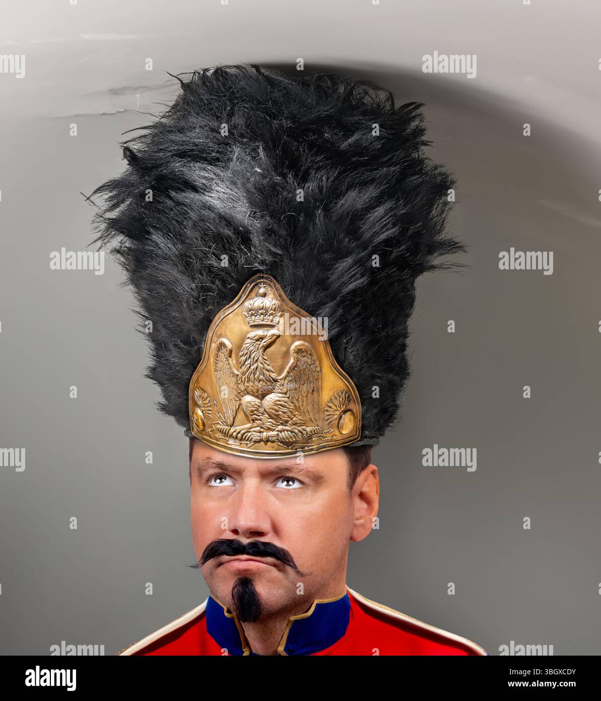 Ein imperialer Grenadier mit hohem Hut - Bärenfell steht unter einer niedrigen Decke Stockfoto