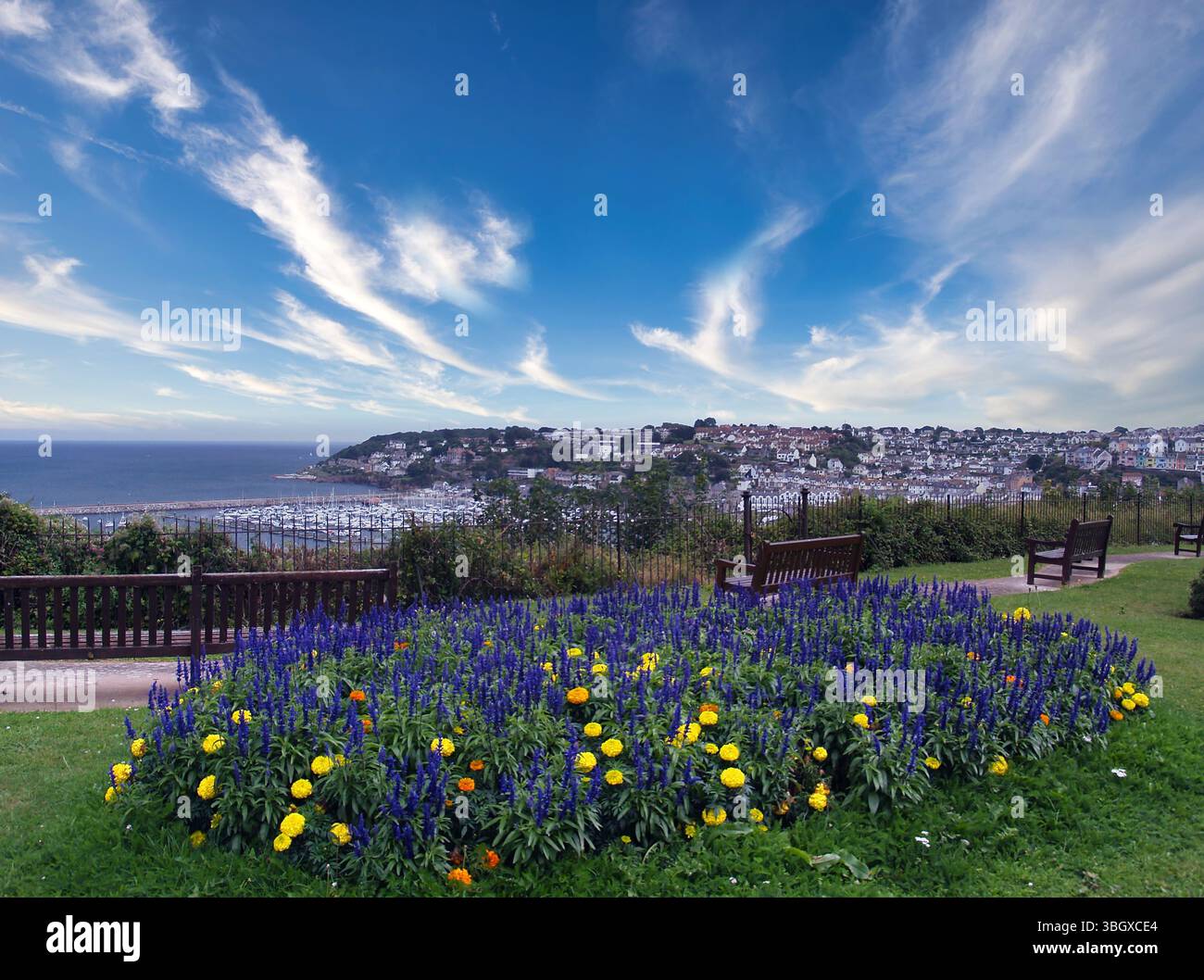 Ein farbenfrohes Blumenbeet mit Blick auf den Yachthafen Brixham, Torbay South Devon. Stockfoto