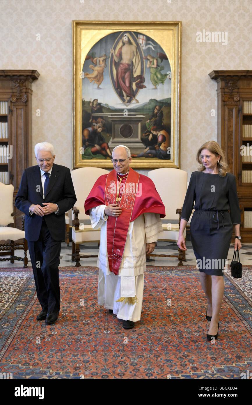 Papst Leo XIV. Hält am 6. Juni 2025 eine Privataudienz mit dem italienischen Präsidenten Sergio Mattarella und seiner Tochter Laura im Vatikan ab. Foto: (EV) Vatican Media/ABACAPRESS.COM Credit: Abaca Press/Alamy Live News Stockfoto