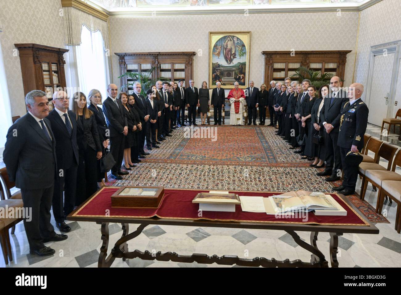 Papst Leo XIV. Hält eine Privataudienz mit dem italienischen Präsidenten Sergio Mattarella ab, der von seinen Kindern und mehreren Enkeln begleitet wurde. Im Vatikan am 6. Juni 2025. Foto: (EV) Vatican Media/ABACAPRESS.COM Credit: Abaca Press/Alamy Live News Stockfoto