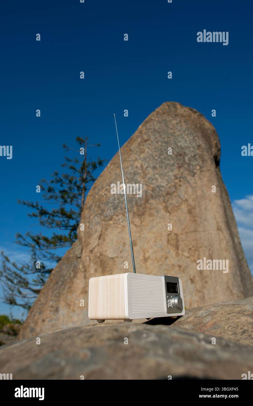 Vintage-Stereo-Radio auf den felsigen Gipfeln des Frühlingswaldes. Radio-Receiver zur Erholung. Stockfoto