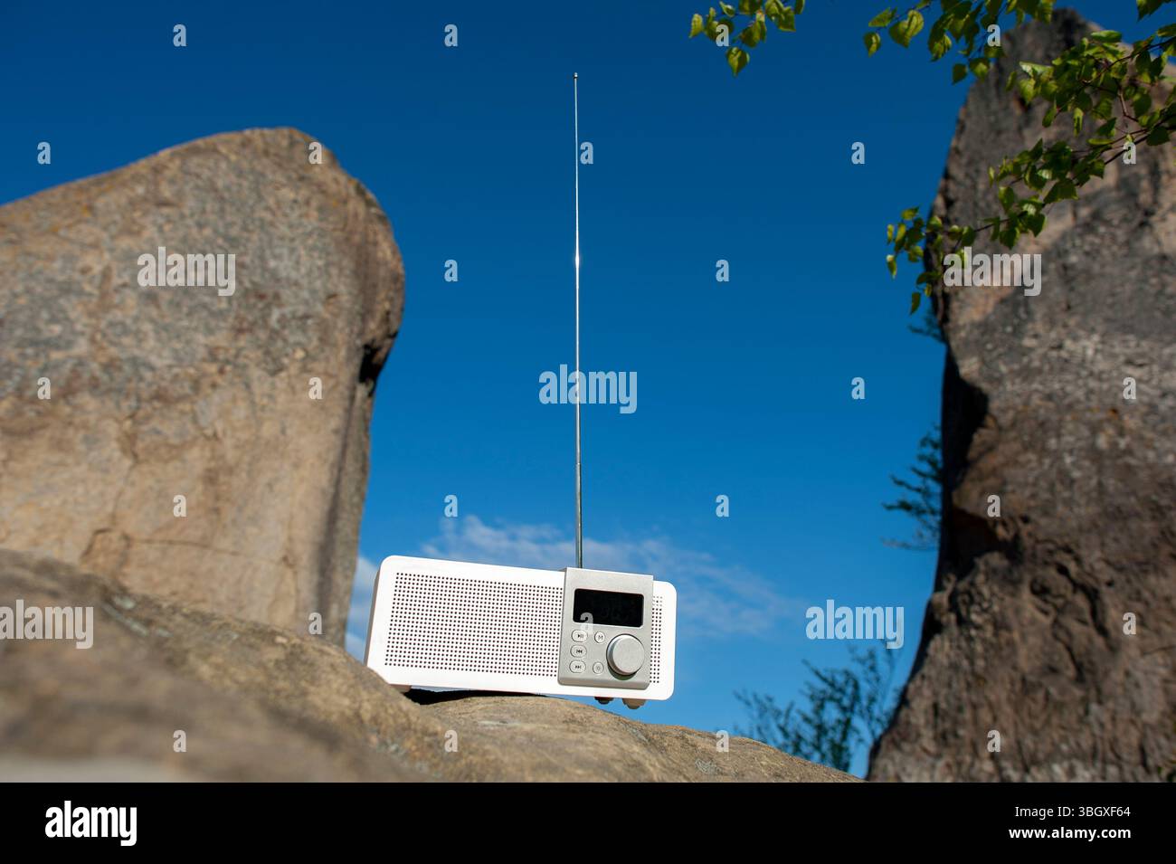 Vintage-Stereo-Radio auf den felsigen Gipfeln des Frühlingswaldes. Radio-Receiver zur Erholung. Stockfoto