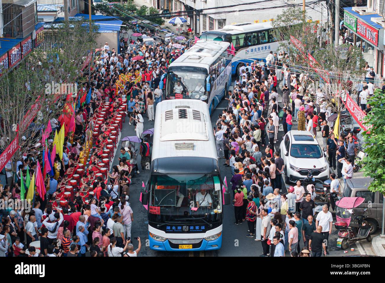 Wuhan, China. Juni 2025. Luftbild zeigt, wie Eltern und Anwohner die Straßen packen, um Studenten für die jährliche College-Aufnahmeprüfung, auch bekannt als Gaokao, in der Stadt Cangbu zu sehen. Die Studierenden verbringen Monate damit, sich auf die jährliche Prüfung vorzubereiten, und die Ergebnisse bestimmen den Bildungsweg und die zukünftigen Berufsaussichten der Schüler. Insgesamt werden 13,35 Millionen Studenten an drei Tagen an den Prüfungen teilnehmen. Quelle: SOPA Images Limited/Alamy Live News Stockfoto