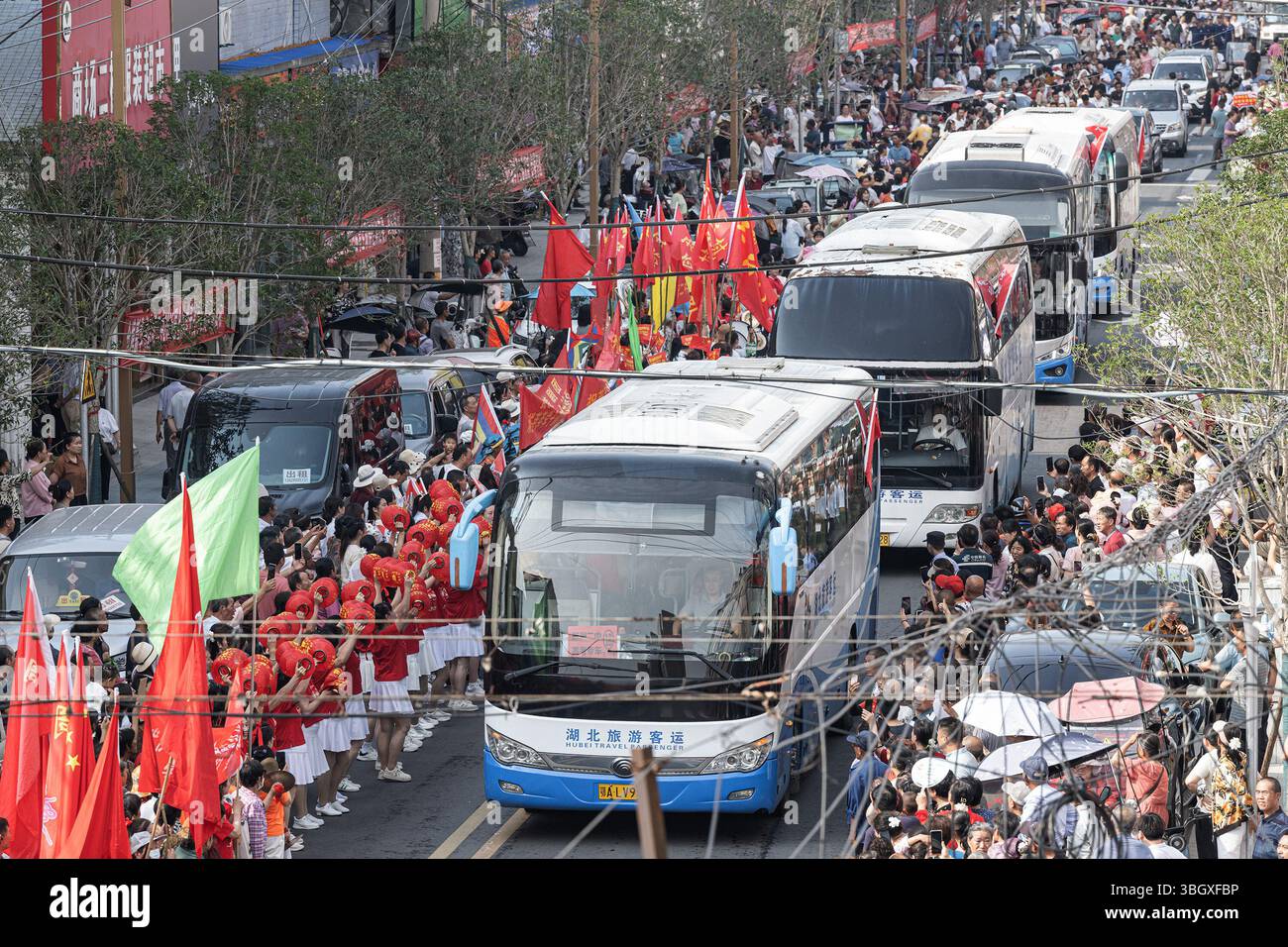 Wuhan, China. Juni 2025. Eltern und Anwohner packen die Straßen, um Studenten für die jährliche College-Aufnahmeprüfung, auch bekannt als Gaokao, in der Stadt Cangbu, zu begleiten. Die Studierenden verbringen Monate damit, sich auf die jährliche Prüfung vorzubereiten, und die Ergebnisse bestimmen den Bildungsweg und die zukünftigen Berufsaussichten der Schüler. Insgesamt werden 13,35 Millionen Studenten an drei Tagen an den Prüfungen teilnehmen. Quelle: SOPA Images Limited/Alamy Live News Stockfoto