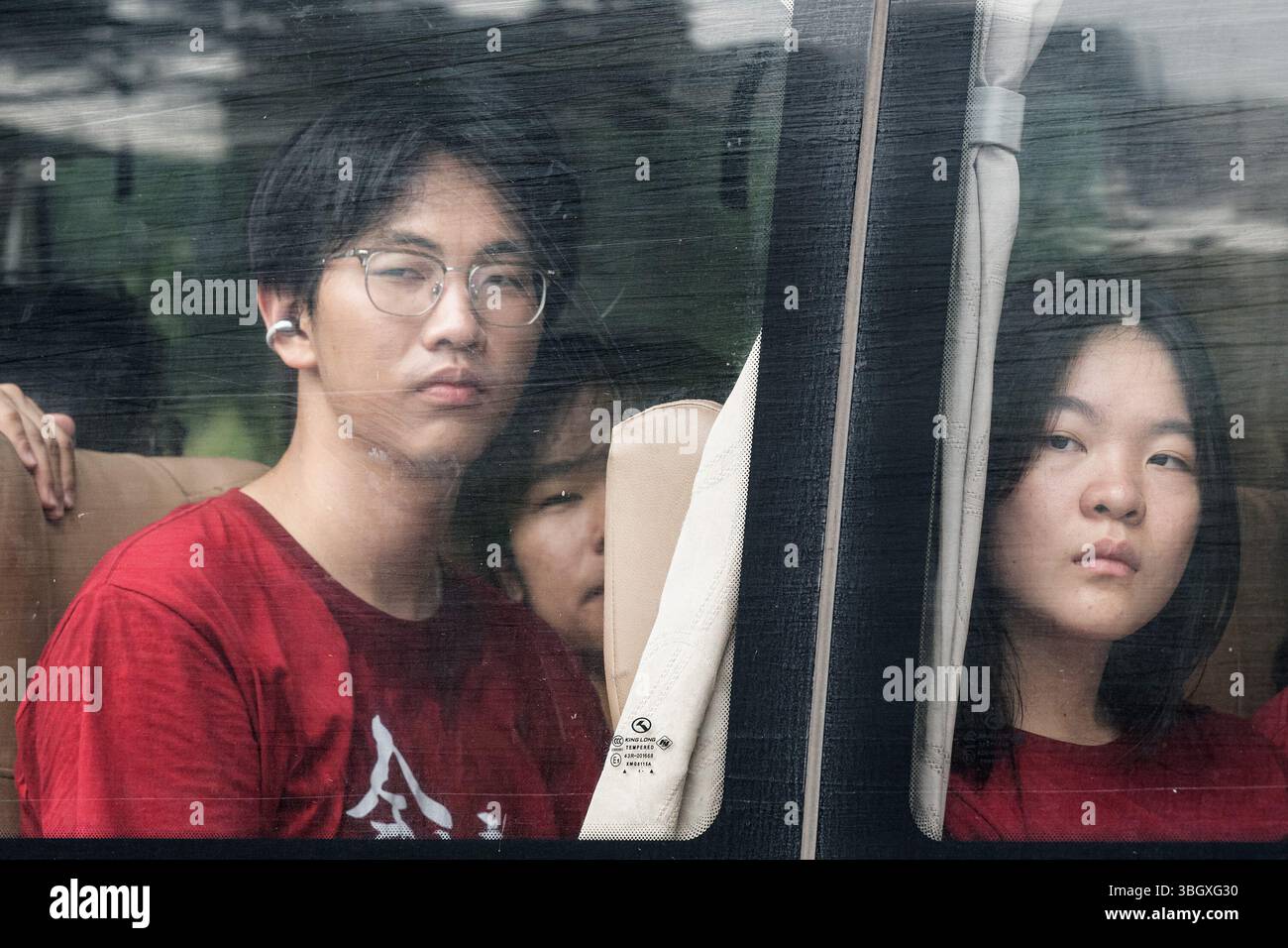 Wuhan, China. Juni 2025. Studenten, die in einem Bus zu den Testplätzen für die jährliche Aufnahmeprüfung des College gesehen werden. Die Studierenden verbringen Monate damit, sich auf die jährliche Prüfung vorzubereiten, und die Ergebnisse bestimmen den Bildungsweg und die zukünftigen Berufsaussichten der Schüler. Insgesamt werden 13,35 Millionen Studenten an drei Tagen an den Prüfungen teilnehmen. (Foto: Ren Yong/SOPA Images/SIPA USA) Credit: SIPA USA/Alamy Live News Stockfoto