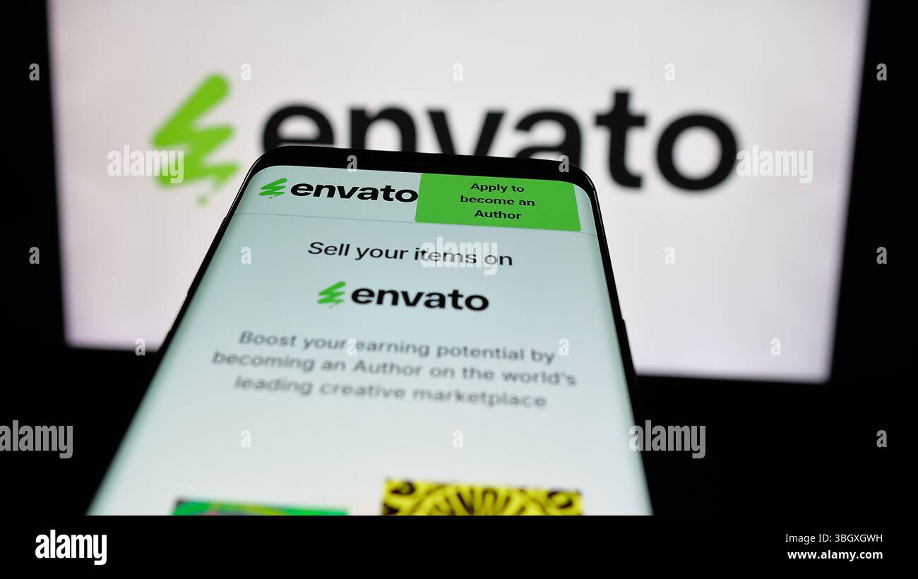 Stuttgart, Deutschland - 03.07.2025: Mobiltelefon mit Website des australischen Content-Plattform-Unternehmens Envato auf dem Bildschirm vor dem Business-Logo. Stockfoto