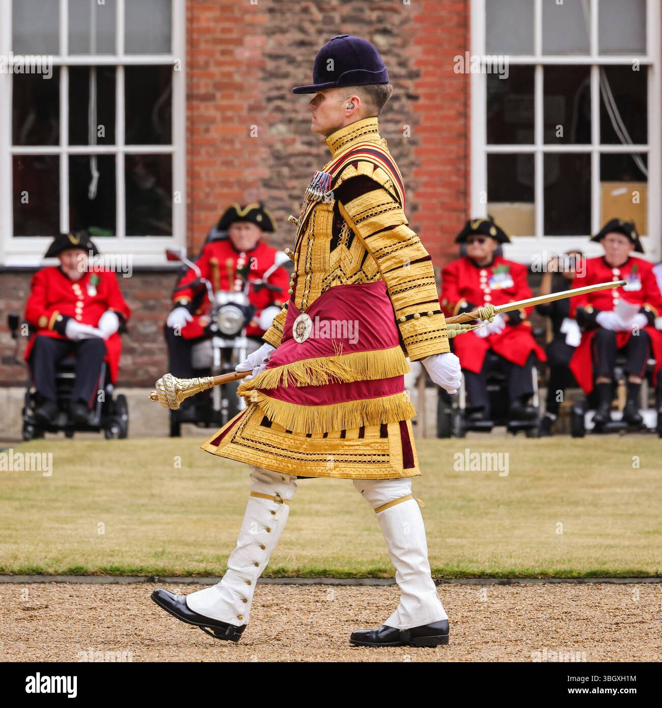 London, Großbritannien. Juni 2025. Ein Mitglied der Band der irischen Garde. Die jährliche Gründertagsparade findet im Royal Hospital Chelsea statt, das 1682 von König Karl II. Als Heim für britische Veteranen gegründet wurde. Das von Sir Christopher Wren entworfene Gebäude beherbergt heute etwa 330 ehemalige Soldaten, die als Chelsea Pensioners bekannt sind und in ihren legendären roten Uniformen zu sehen sind. Musik. Quelle: Imageplotter/Alamy Live News Stockfoto