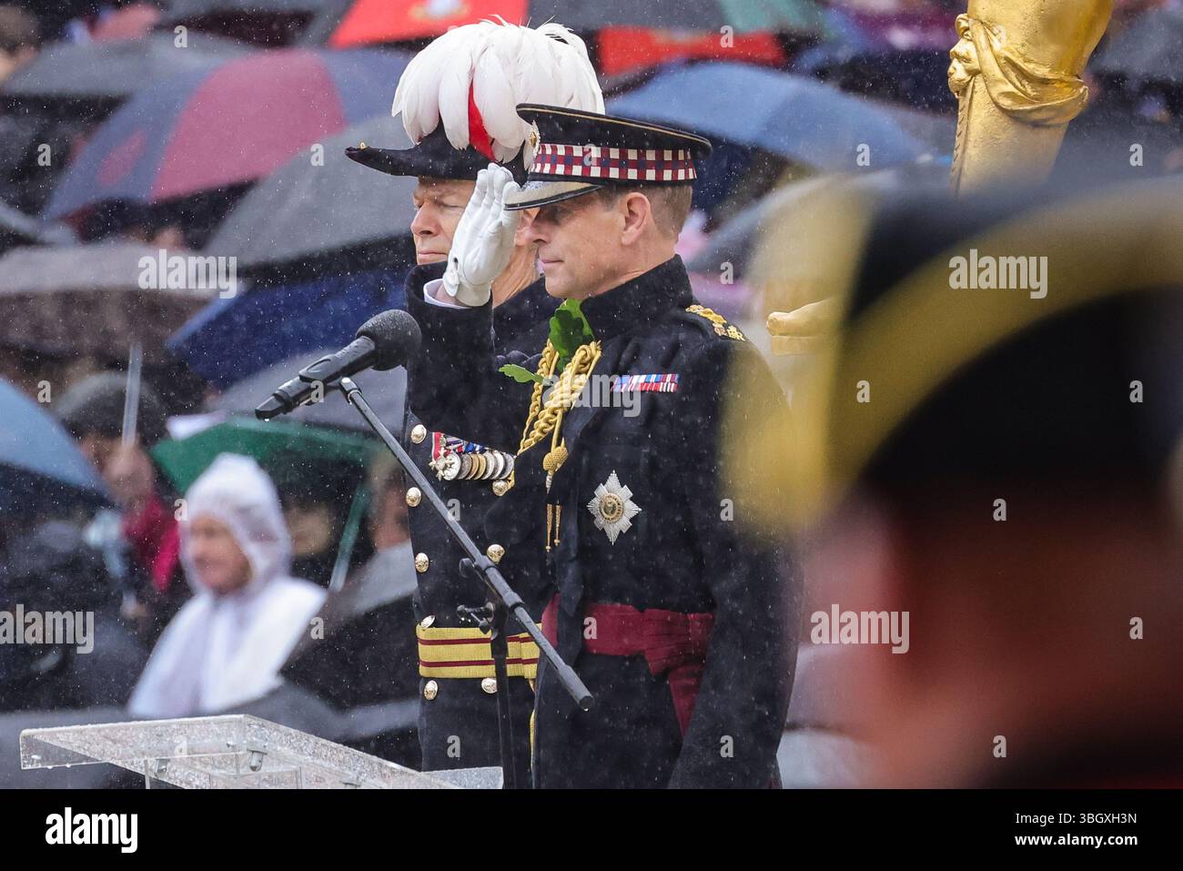 London, Großbritannien. Juni 2025. Prinz Edward bei der Inspektion. Die jährliche Gründertagsparade findet im Royal Hospital Chelsea statt, das 1682 von König Karl II. Als Heim für britische Veteranen gegründet wurde. Das von Sir Christopher Wren entworfene Gebäude beherbergt heute etwa 330 ehemalige Soldaten, die als Chelsea Pensioners bekannt sind und in ihren legendären roten Uniformen zu sehen sind. Prinz Edward, Duke of Edinburgh, ist der Rezensionsoffizier für die diesjährige Parade. Die Band of the Irish Guards, die Trompeter der Scots Guards und andere sorgen für Musik. Quelle: Imageplotter/Alamy Live News Stockfoto