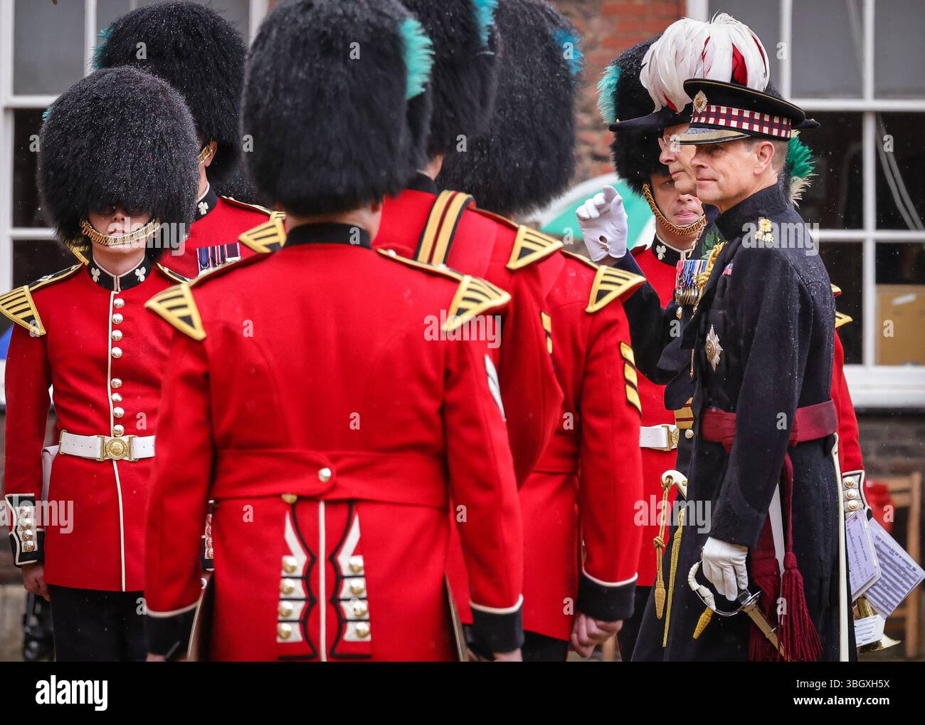 London, Großbritannien. Juni 2025. Die jährliche Gründertagsparade findet im Royal Hospital Chelsea statt, das 1682 von König Karl II. Als Heim für britische Veteranen gegründet wurde. Das von Sir Christopher Wren entworfene Gebäude beherbergt heute etwa 330 ehemalige Soldaten, die als Chelsea Pensioners bekannt sind und in ihren legendären roten Uniformen zu sehen sind. Prinz Edward, Duke of Edinburgh, ist der Rezensionsoffizier für die diesjährige Parade. Die Band of the Irish Guards, die Trompeter der Scots Guards und andere sorgen für Musik. Quelle: Imageplotter/Alamy Live News Stockfoto