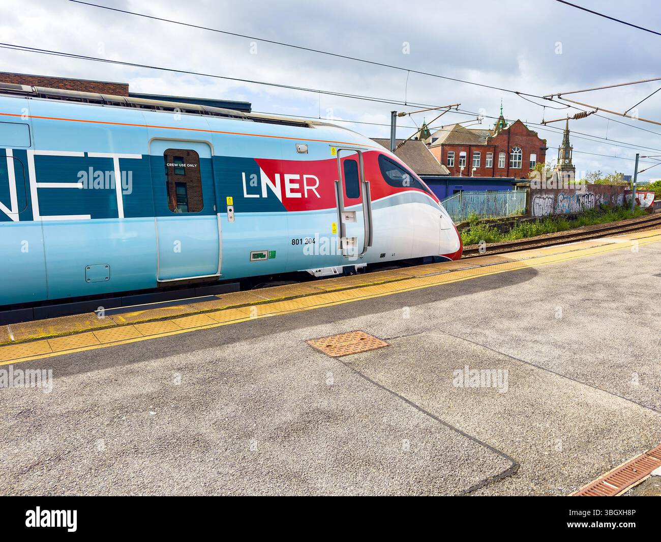 Moderner LNER-Zug der Klasse 800 Azuma Hitachi an einem Bahnsteig des Manors in newcastle upon tyne Stockfoto
