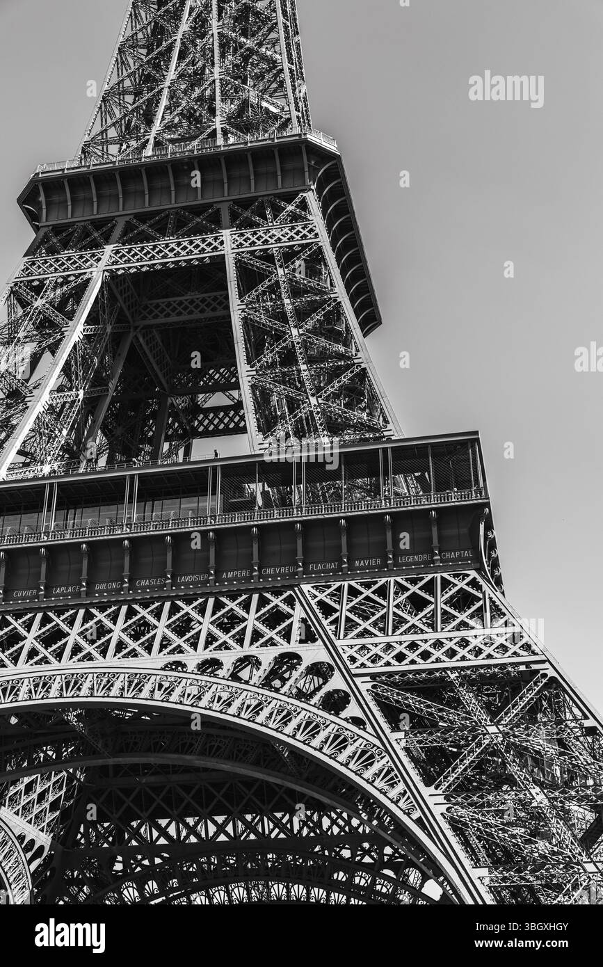 Eine detaillierte Schwarzweiß-Nahaufnahme der komplizierten Eisengitterstruktur des Eiffelturms, die die Komplexität und das Genie des 19. Jh. zeigt Stockfoto