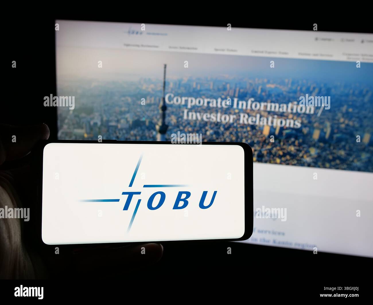 Stuttgart, Deutschland - 12.03.2025: Person mit Smartphone mit Logo des japanischen Unternehmens Tobu Railway Company Ltd. Auf dem Bildschirm vor der Website. Stockfoto