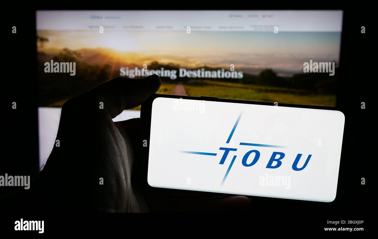 Stuttgart, Deutschland - 12.03.2025: Person, die ein Mobiltelefon mit dem Logo des japanischen Unternehmens Tobu Railway Company Ltd. Auf dem Bildschirm vor der Webseite hält. Stockfoto