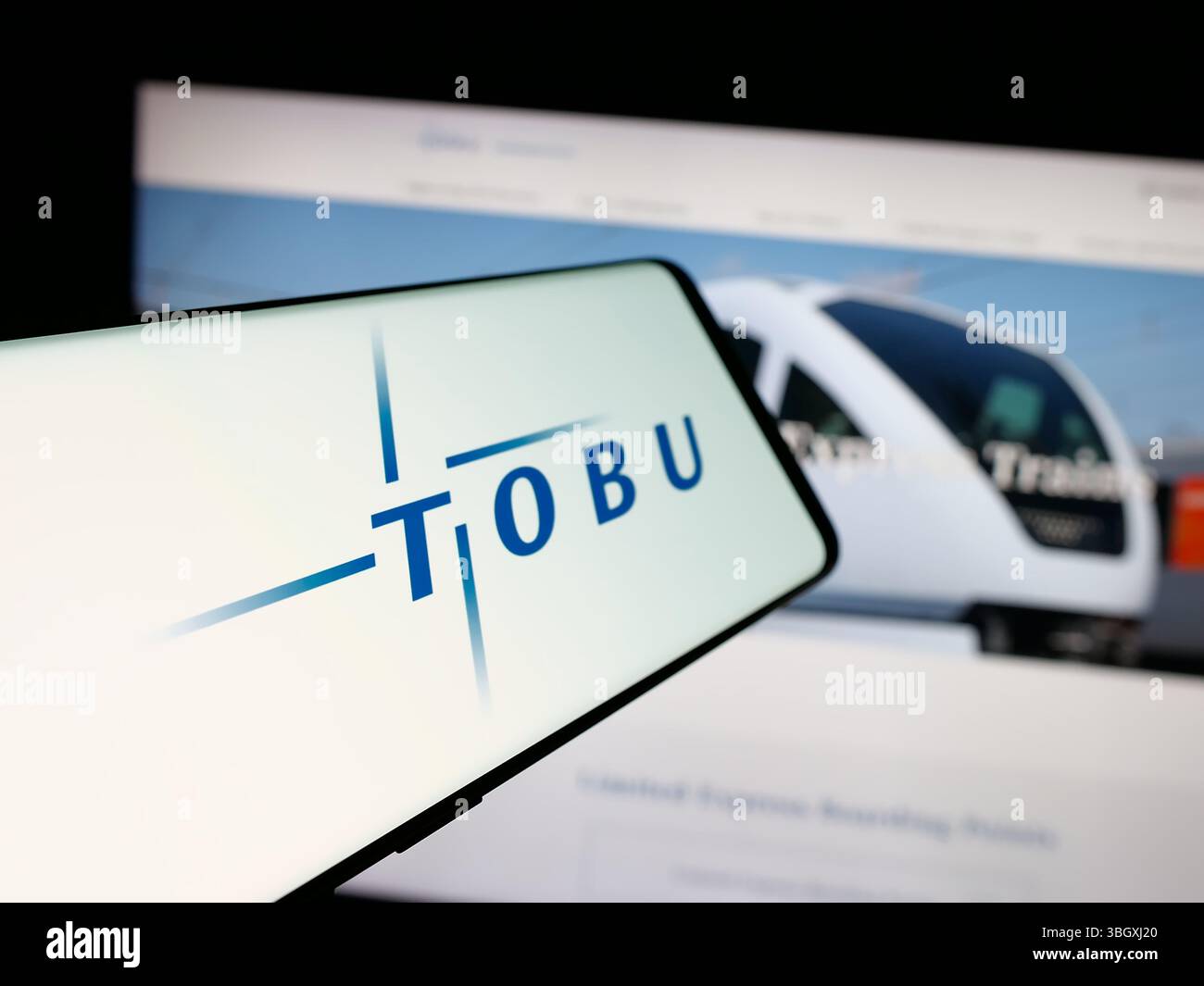Stuttgart, Deutschland - 12.03.2025: Smartphone mit Logo des japanischen Unternehmens Tobu Railway Company Ltd. Auf dem Bildschirm vor der Website. Stockfoto