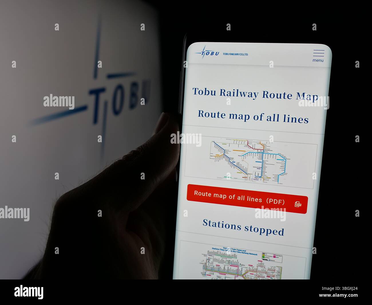 Stuttgart, Deutschland - 12.03.2025: Person mit Smartphone mit Website des japanischen Unternehmens Tobu Railway Company Ltd. Auf dem Bildschirm vor dem Logo Stockfoto