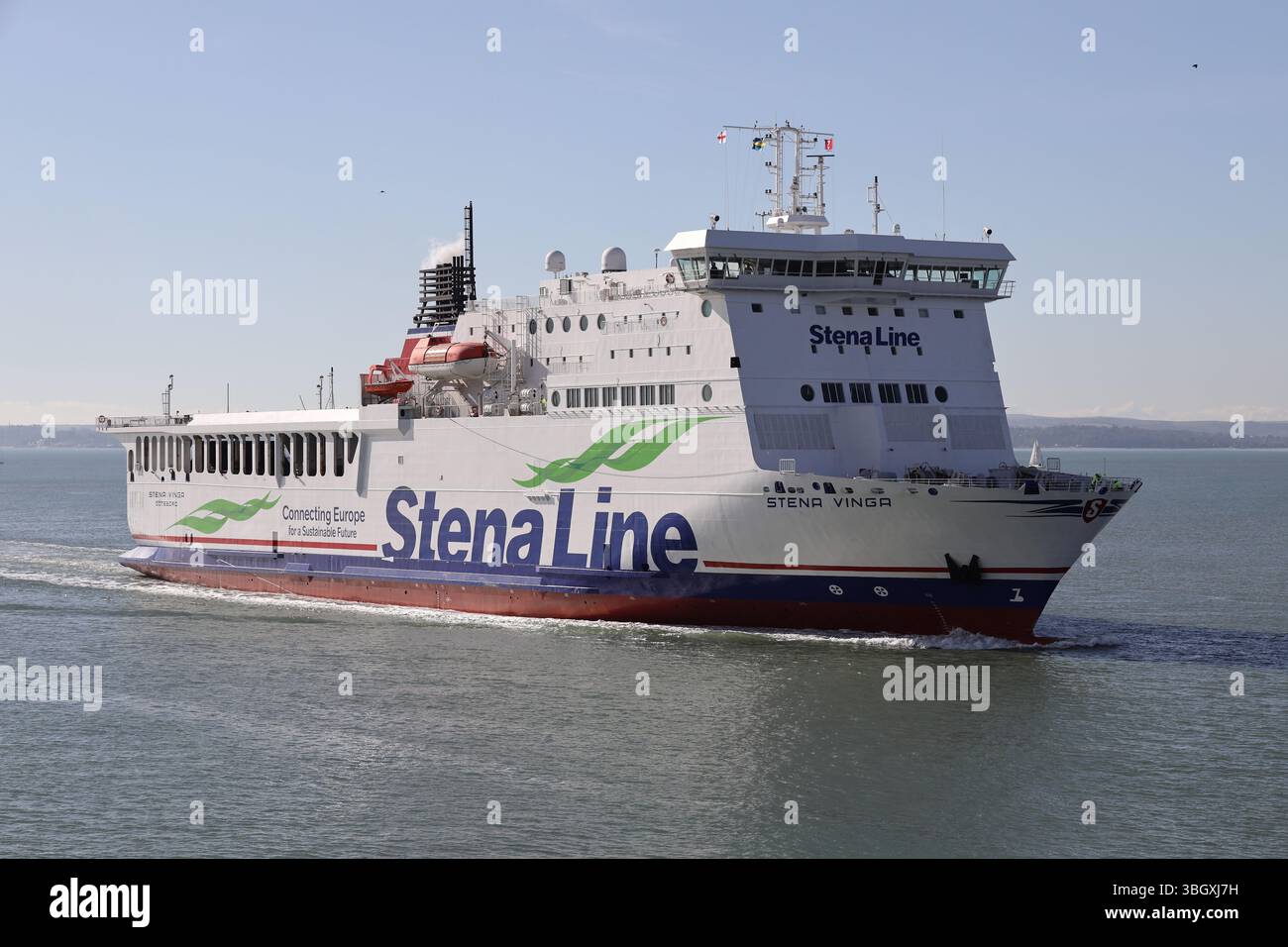 Die unter schwedischer Flagge fahrende Passagier- und Frachtfähre MV STENA VINGA kommt von den Kanalinseln an Stockfoto