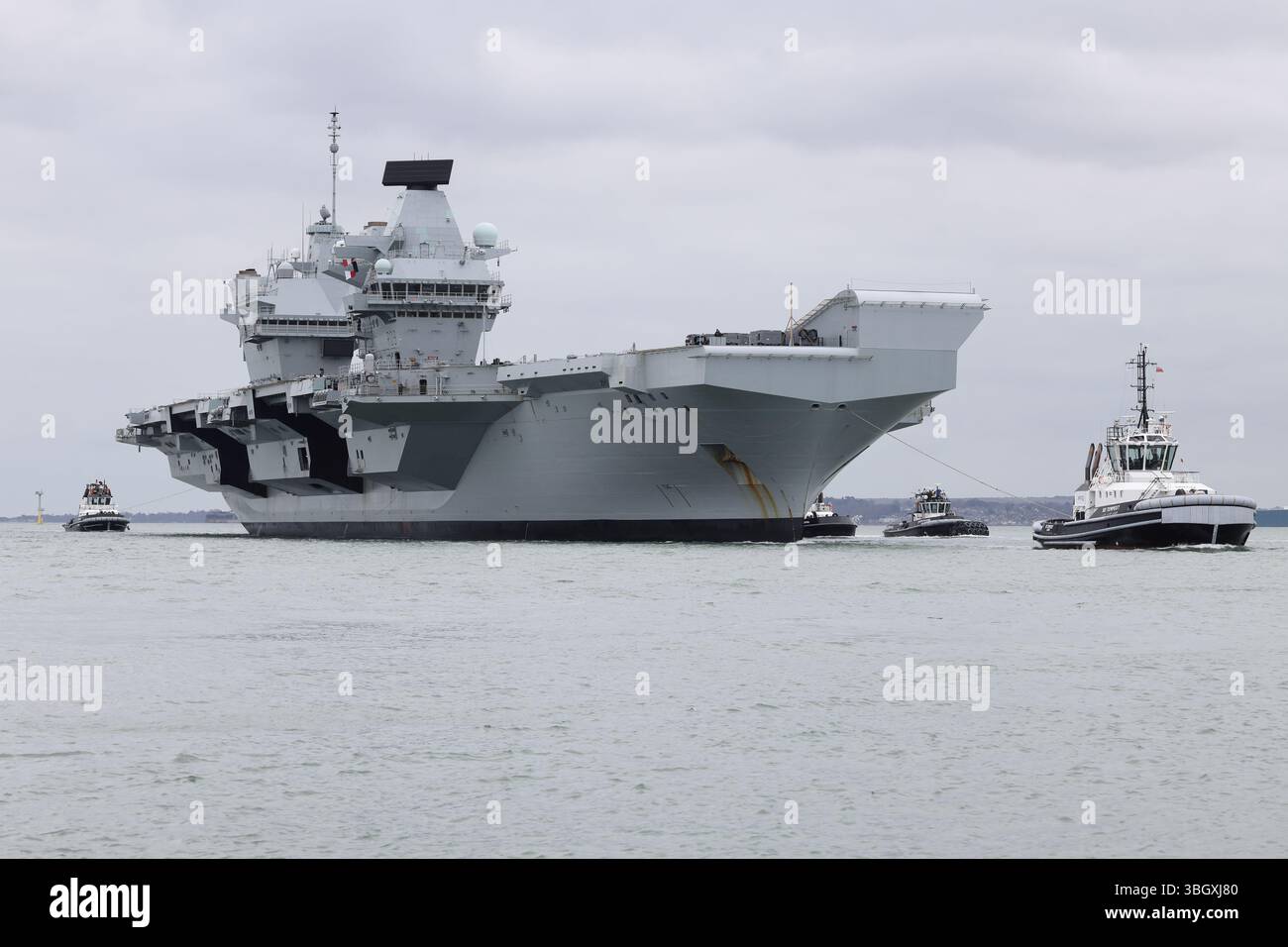 Der Flugzeugträger der Royal Navy HMS PRINCE OF WALES (R09) kehrt nach einer Aufbauphase vor einem Einsatz in Fernost in seinen Heimathafen zurück Stockfoto