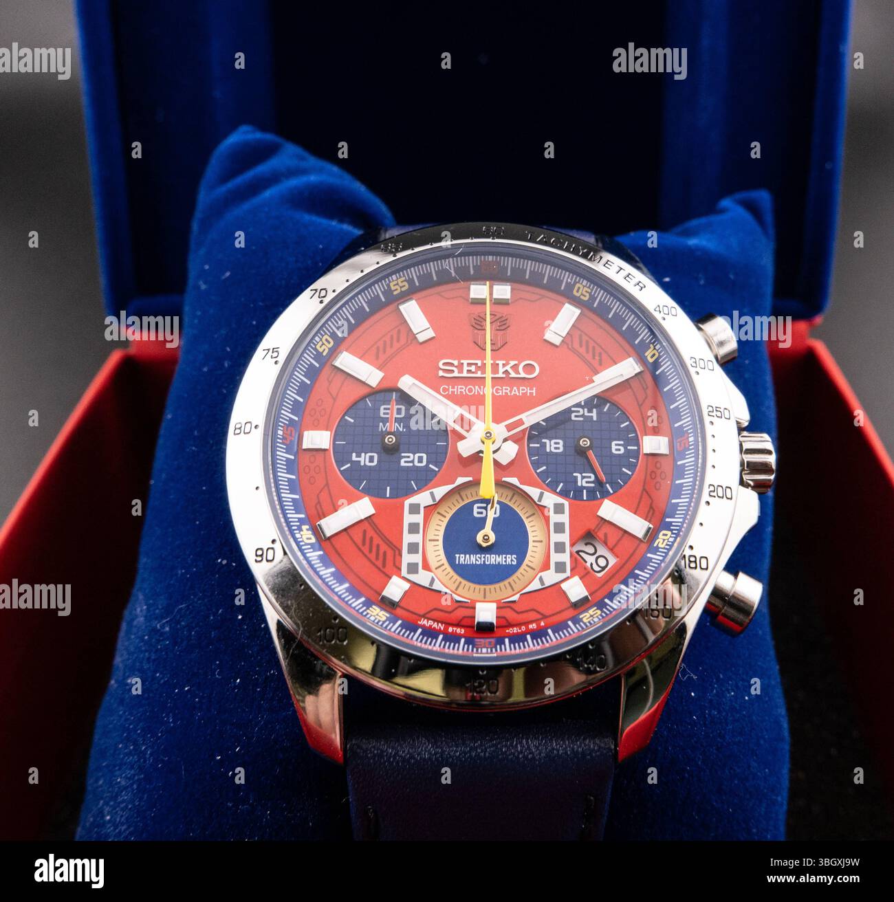 Seiko x Transformers Chronograph Limited Edition für Sammler streng limitierte Seiko Transformers Chronographen-Edition mit markantem, farbenfrohem Zifferblatt im Design des Autobot-Anführers Optimus Prime. Die Uhr entstand als Kooperation zwischen Seiko und der Kult-Marke Transformers und vereint sportliche Chronographenfunktionen mit japanischer Popkultur. Typisch: das rot-blaue Design, das Transformers-Logo auf 12 Uhr sowie spezielle Designelemente aus der Roboter-Serie.die Uhr ist in einer ebenfalls farblich abgestimmten Sammlerbox platziert. Die Komposition richtet sich an Uhrenliebhaber, Stockfoto