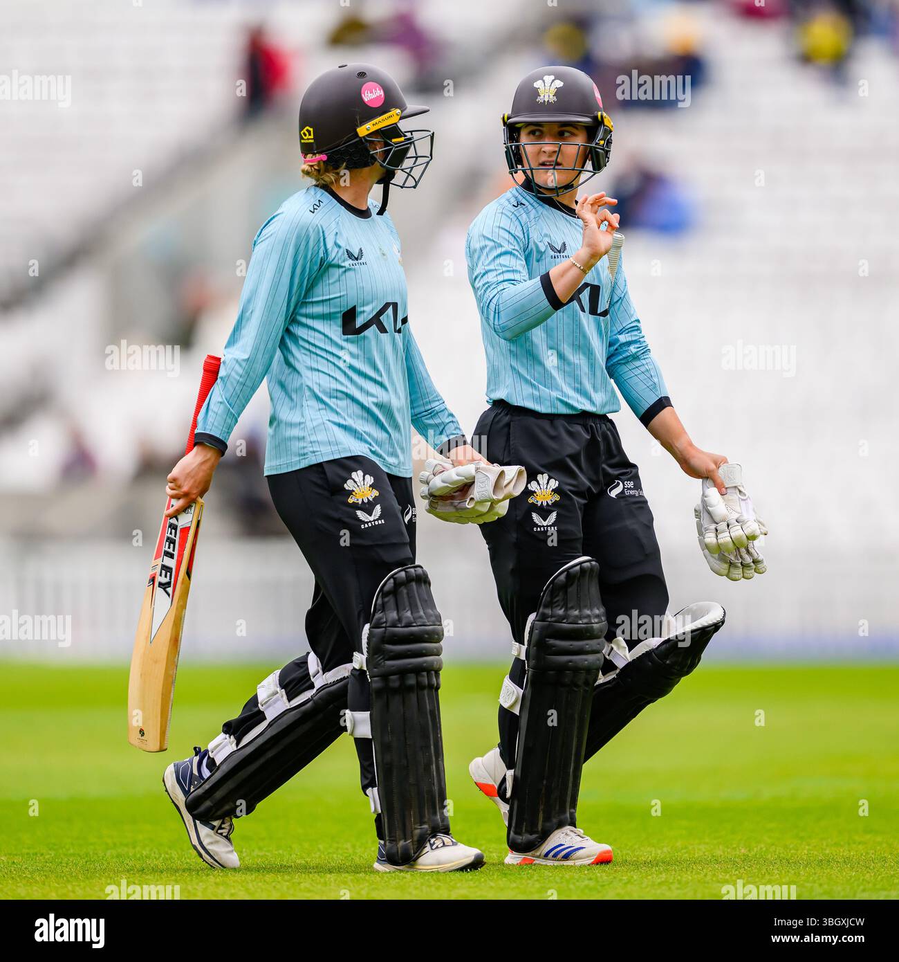 LONDON, VEREINIGTES KÖNIGREICH. 5. Juni: Danni Wyatt-Hodge vom Surrey Cricket Club (links) und Phoebe Franklin vom Surrey Cricket Club (rechts) während Surrey Women vs Hampshire Women - Vitality Blast am Kia Oval Cricket Ground am Donnerstag, den 05. Juni 2025 in LONDON, GROSSBRITANNIEN. Quelle: Taka Wu/Alamy Live News Stockfoto