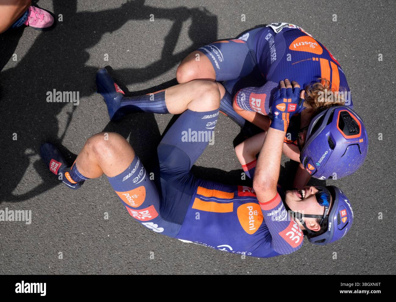 Mara Roldan vom Team Picnic PostNL (unten) wird von Teamkollege Megan Jastrab gratuliert, nachdem er die zweite Etappe der Lloyds Tour of Britain Women 2025 von Hartlepool nach Saltburn-by-the-Sea gewonnen hatte. Bilddatum: Freitag, 6. Juni 2025. Stockfoto