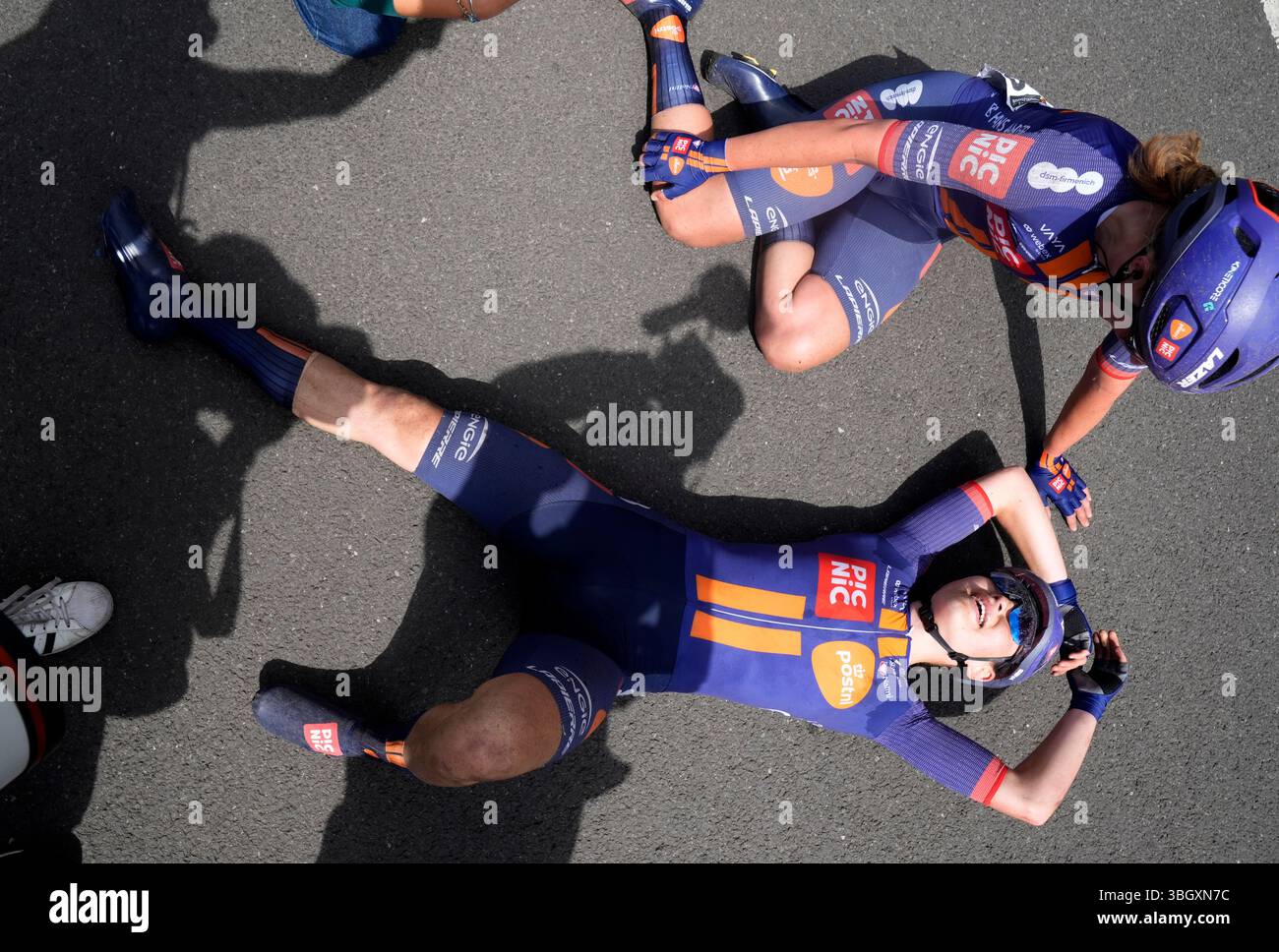 Mara Roldan vom Team Picnic PostNL (unten) wird von Teamkollege Megan Jastrab gratuliert, nachdem er die zweite Etappe der Lloyds Tour of Britain Women 2025 von Hartlepool nach Saltburn-by-the-Sea gewonnen hatte. Bilddatum: Freitag, 6. Juni 2025. Stockfoto