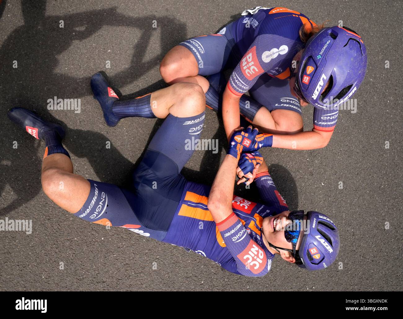 Mara Roldan vom Team Picnic PostNL (unten) wird von Teamkollege Megan Jastrab gratuliert, nachdem er die zweite Etappe der Lloyds Tour of Britain Women 2025 von Hartlepool nach Saltburn-by-the-Sea gewonnen hatte. Bilddatum: Freitag, 6. Juni 2025. Stockfoto