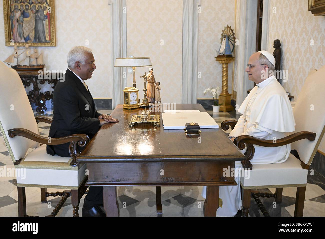 Vatikan, Vanuatu. Juni 2025. Papst Leo XIV. Hält am 6. Juni 2025 eine Privataudienz mit dem Präsidenten des Europäischen Rates Antonio Costa im Vatikan ab. Foto: (EV) Vatican Media/ABACAPRESS.COM Credit: Abaca Press/Alamy Live News Stockfoto