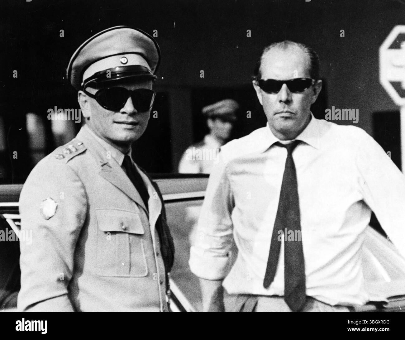 YUL Brynner – russischer amerikanischer Schauspieler (links) und Terence Young – britischer Filmregisseur und Drehbuchautor [Caption in Französisch] 15/10/1965 Stockfoto