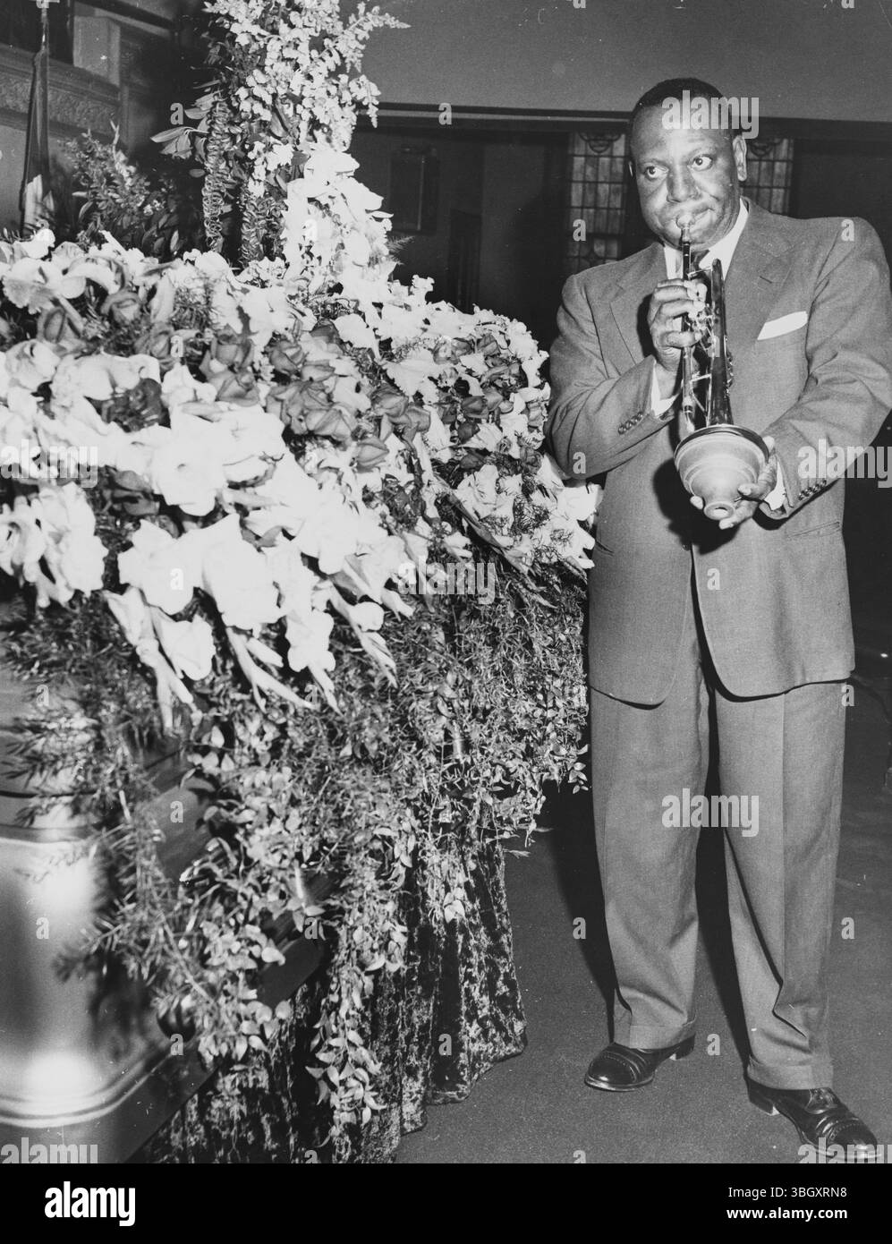 Charles (Cootie) Williams – spielt Blues-Trompete bei der Beerdigung des Komponisten W. C. Handy auf dem Woodlawn Cemetery in der Bronx, New York. 2. April 1958 Stockfoto