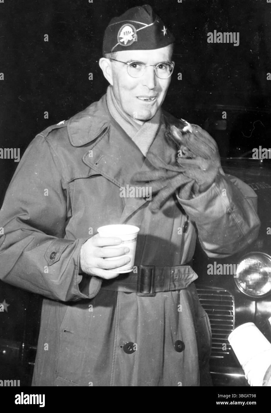 Brigadegeneral John L Whitelaw, ehemaliger stellvertretender Divisionskommandeur der 17. Luftlande und kürzlich stellvertretender Stabschef in Berlin bei seiner Ankunft in New York an Bord des Mt. Vernon. 3. Januar 1946 Stockfoto