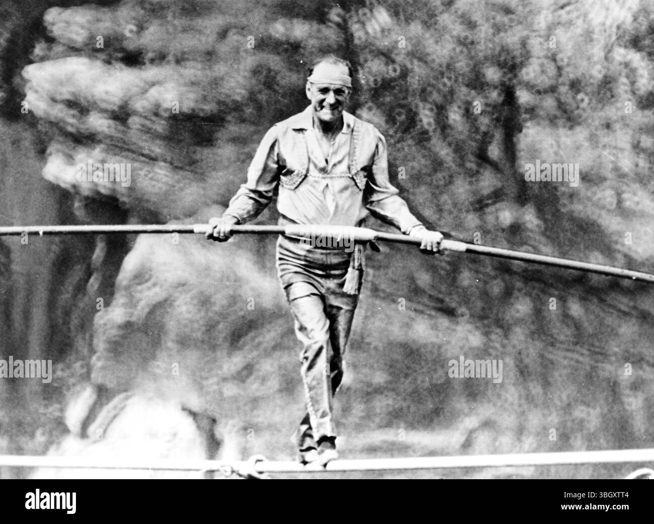 Karl Wallenda, Patriarch einer Familie von Hochseilkünstlern, grinst, als er sich der Fertigstellung seines 1000 m langen Spaziergangs zur orge Tallulah G nähert. 18. Juli 1970 Stockfoto