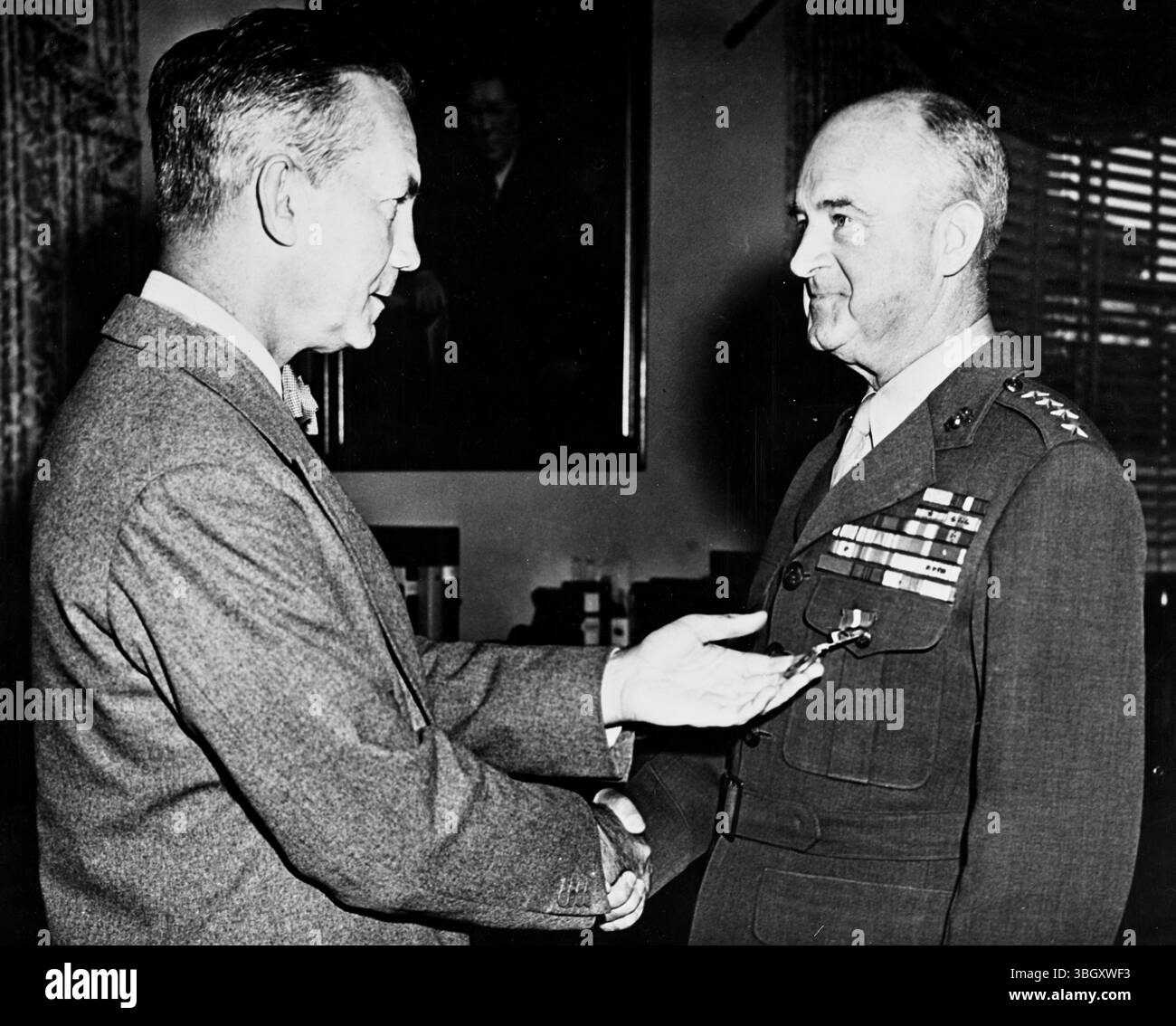 General Alexander A. Vandegrift (rechts) Marine Corps Commandant erhielt die ausgezeichnete Dienstmedaille für außergewöhnlich verdienstvolle Dienste vom Marineminister James Forrestal im Marineministerium. 8. Oktober 1946 Stockfoto