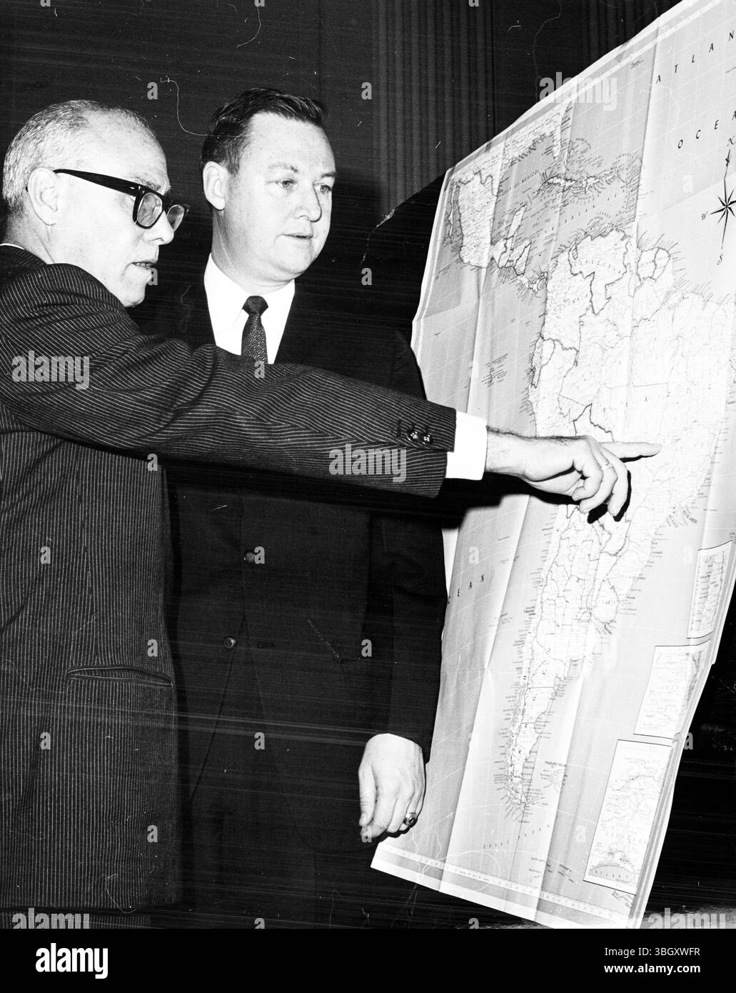 Dr. Manuel A. de Varona (links), ehemaliger Präsident des kubanischen Senats, wird auf einer Karte mit dem Repräsentanten Amistead I. Selden Jr. gezeigt, bevor er vor einem Unterausschuss für auswärtige Angelegenheiten des Hauses erschien. 20. Februar 1963 Stockfoto