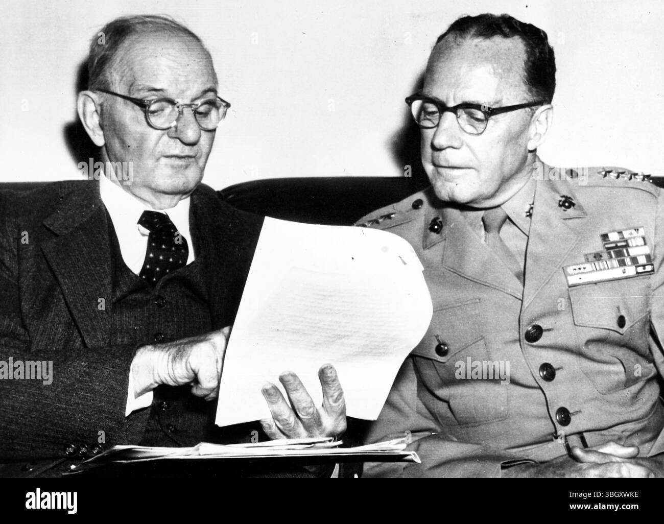 General Randolph McCall Pate (rechts), Kommandant des US Marine Corps, spricht mit dem Repräsentanten Carl Vinson, dem Vorsitzenden des House Armed Services Committee, zusammen, bevor er über die Tragödie auf Parris Island aussagt, bei der sechs Marine-Rekruten starben. 1. Mai 1956 Stockfoto