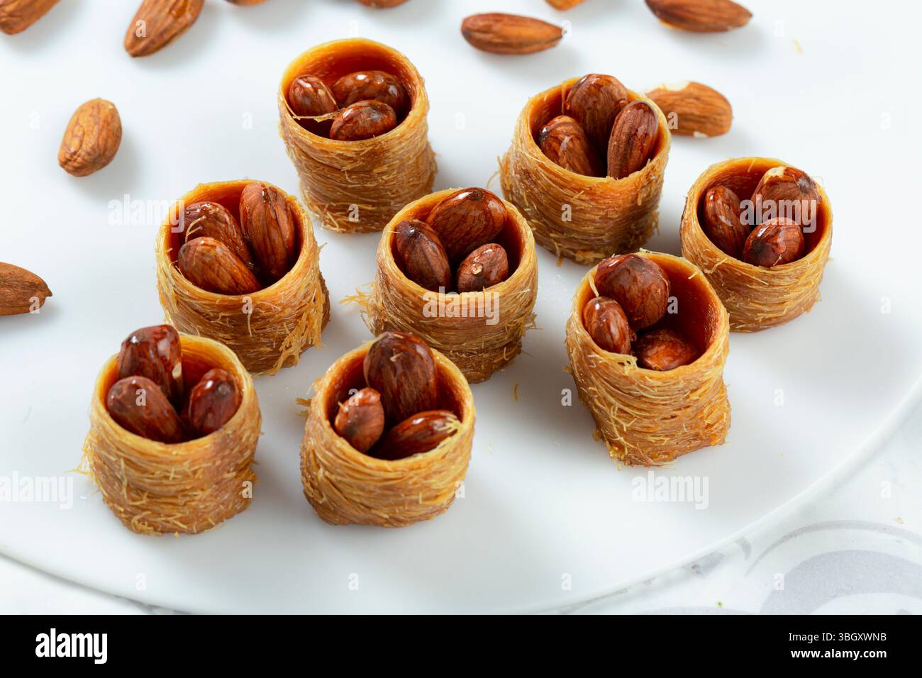 Arabisches Dessert aus dem Nahen Osten, Mandelarmbänder. Stockfoto