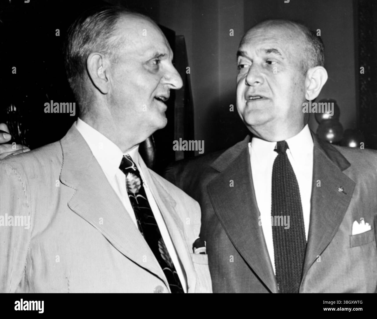 Bei der Sitzung des Komitees für Armed Services treffen sich Verteidigungsminister Louis Johnson (rechts) und der Vorsitzende des Komitees Rep. Carl Vinson. 7. Juni 1949 Stockfoto