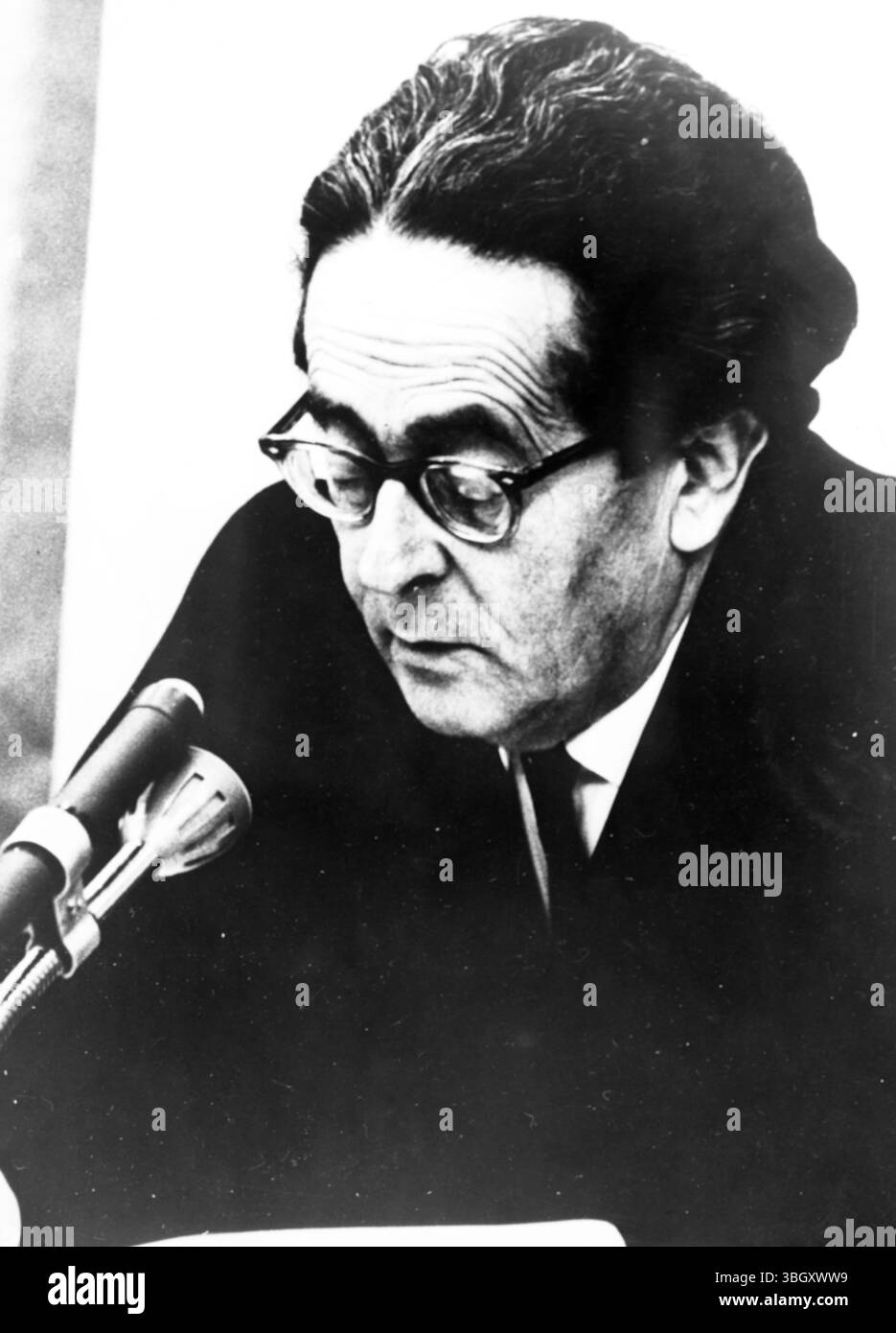 Richter Vitkeon las ein Urteil des Obersten Gerichtshofs Israels, das eine Entscheidung des Bezirksgerichts bestätigte, mit der der ehemalige Nazi-SS-Offizier Adolph Eichmann zum Tode verurteilt wurde. 1. Juni 1962 Stockfoto