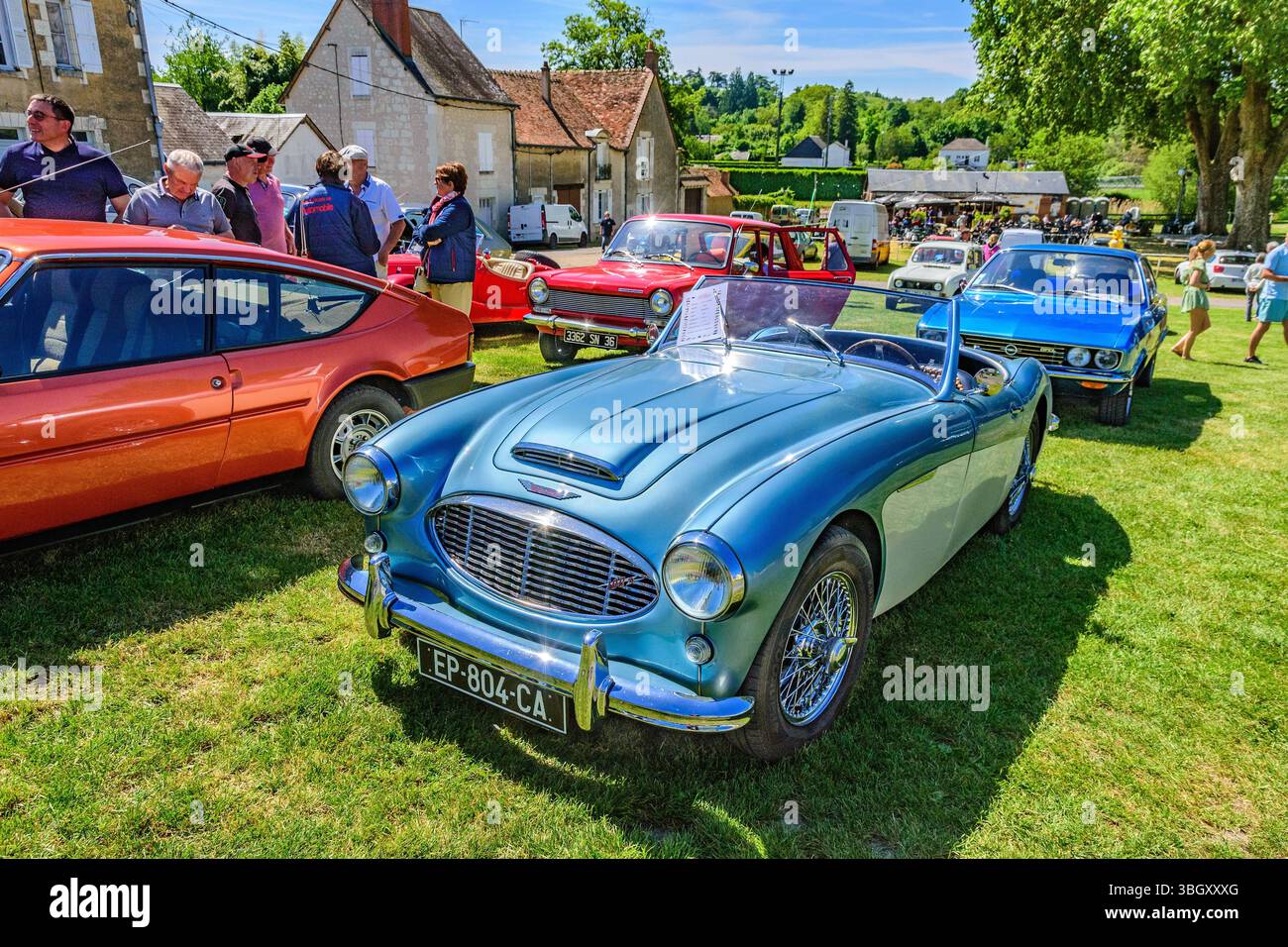 LHD Austin-Healey 100-6 Sportwagen bei einem Oldtimer-Meeting in Zentralfrankreich. Stockfoto