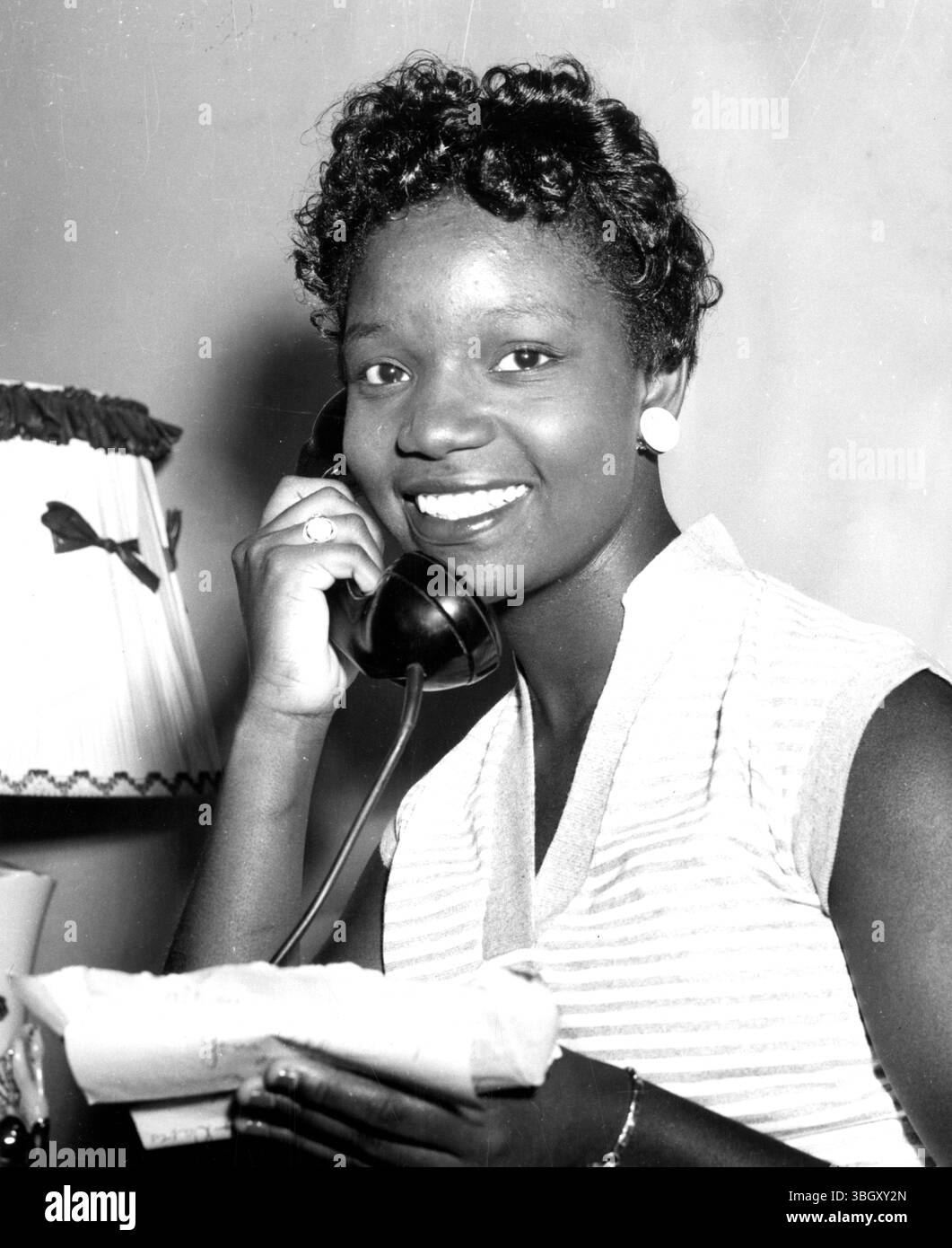 Betty Ann Davies Tillman aus North Carolina ruft Freunde an, um ihnen mitzuteilen, dass sie vom Women's College der Consolidated University of North Carolina angenommen wurde. Sie ist eines von zwei schwarzen Mädchen, die vom College akzeptiert wurden. - 16. August 1956 Stockfoto